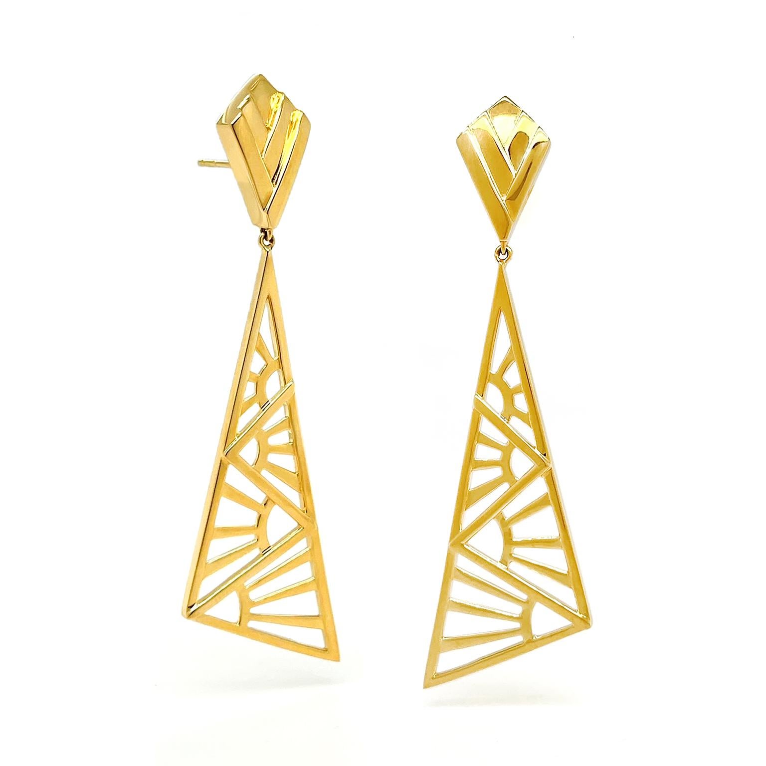 Orecchini pendenti in oro giallo 18K con motivo a raggi solari e triangolo deco In condizioni Nuovo in vendita a New York, NY