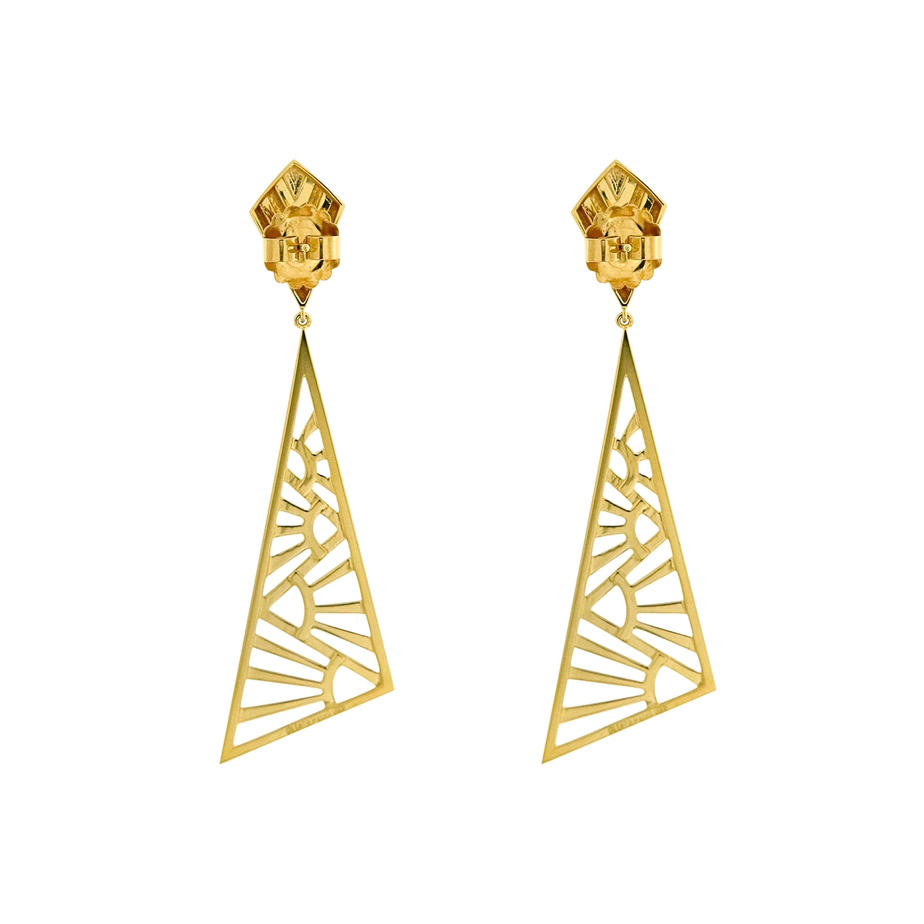 Orecchini pendenti in oro giallo 18K con motivo a raggi solari e triangolo deco in vendita 1
