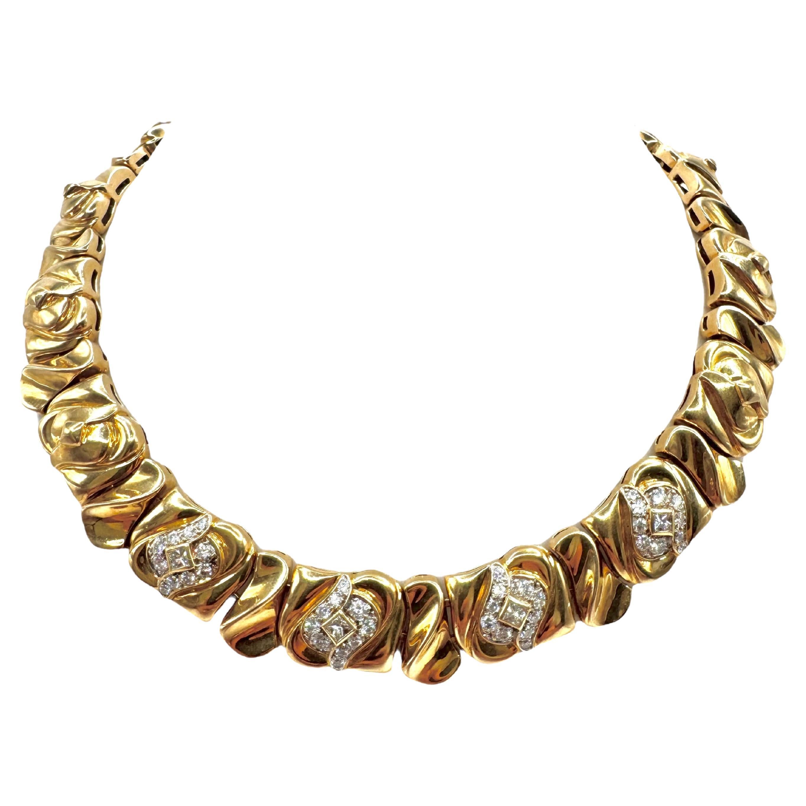 Collar Remolino de Oro Amarillo de 18 K con Diamantes Cuadrados y Redondos