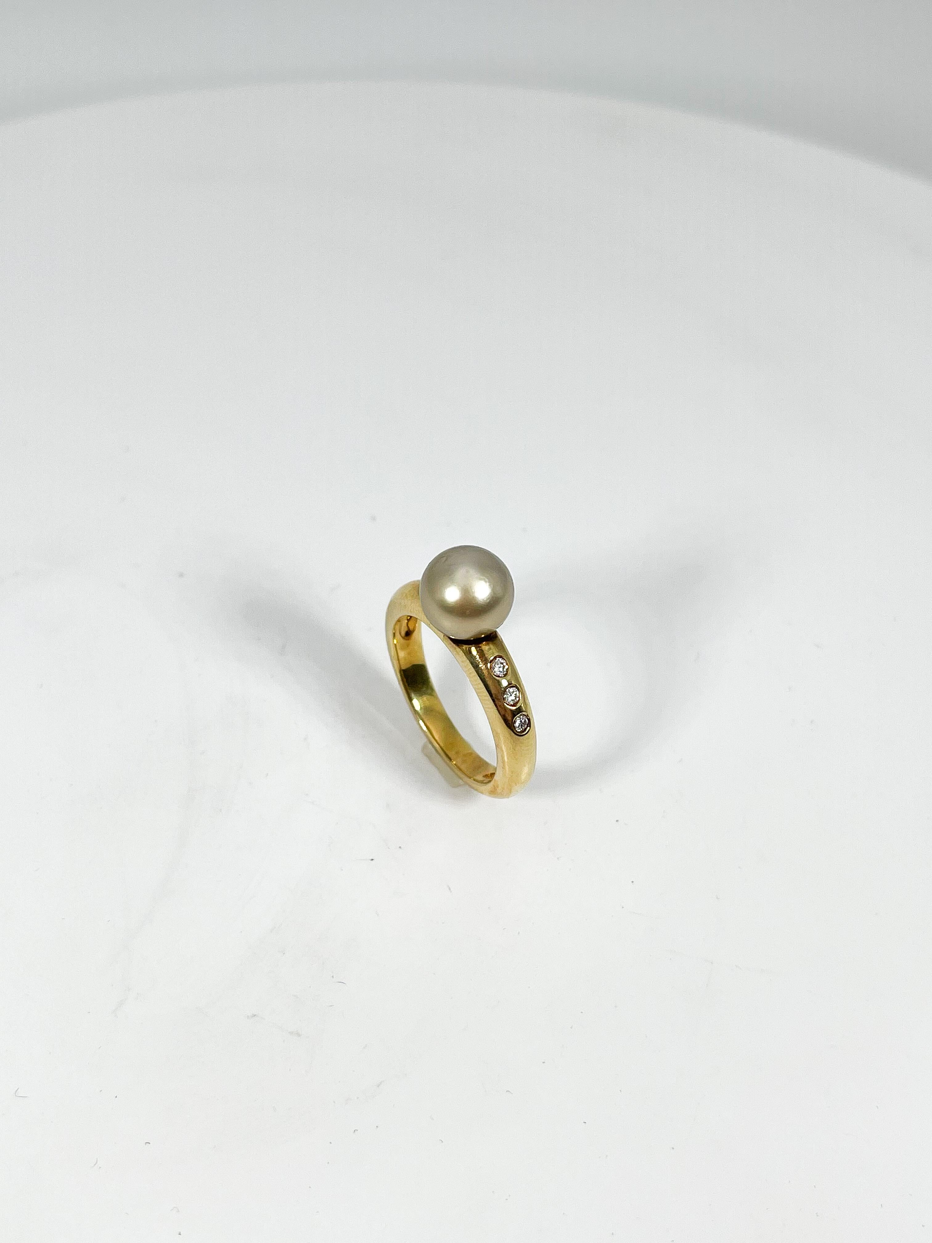 Round Cut 18K Yellow Gold Tahitian Pearl and .06 CTW Diamond Ring For Sale