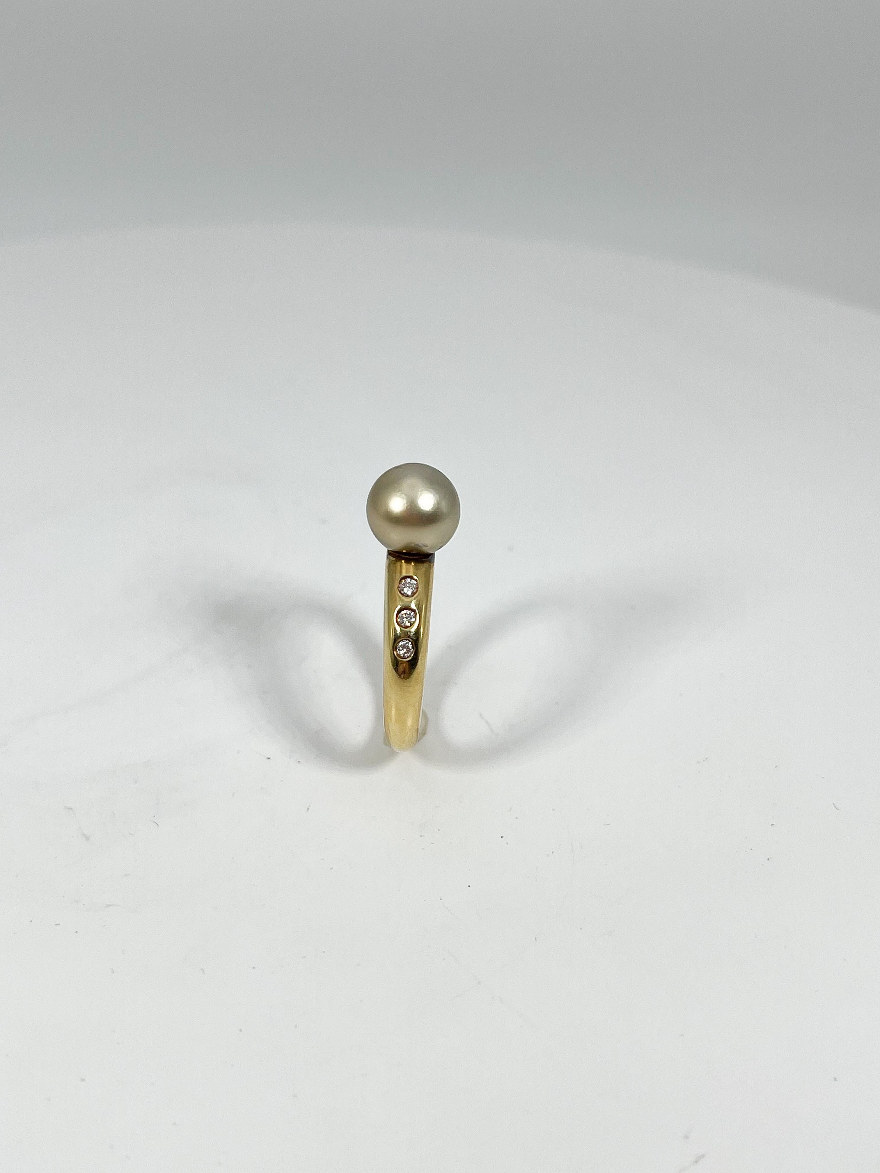 18K Yellow Gold Tahitian Pearl and .06 CTW Diamond Ring In Excellent Condition For Sale In Stuart, FL