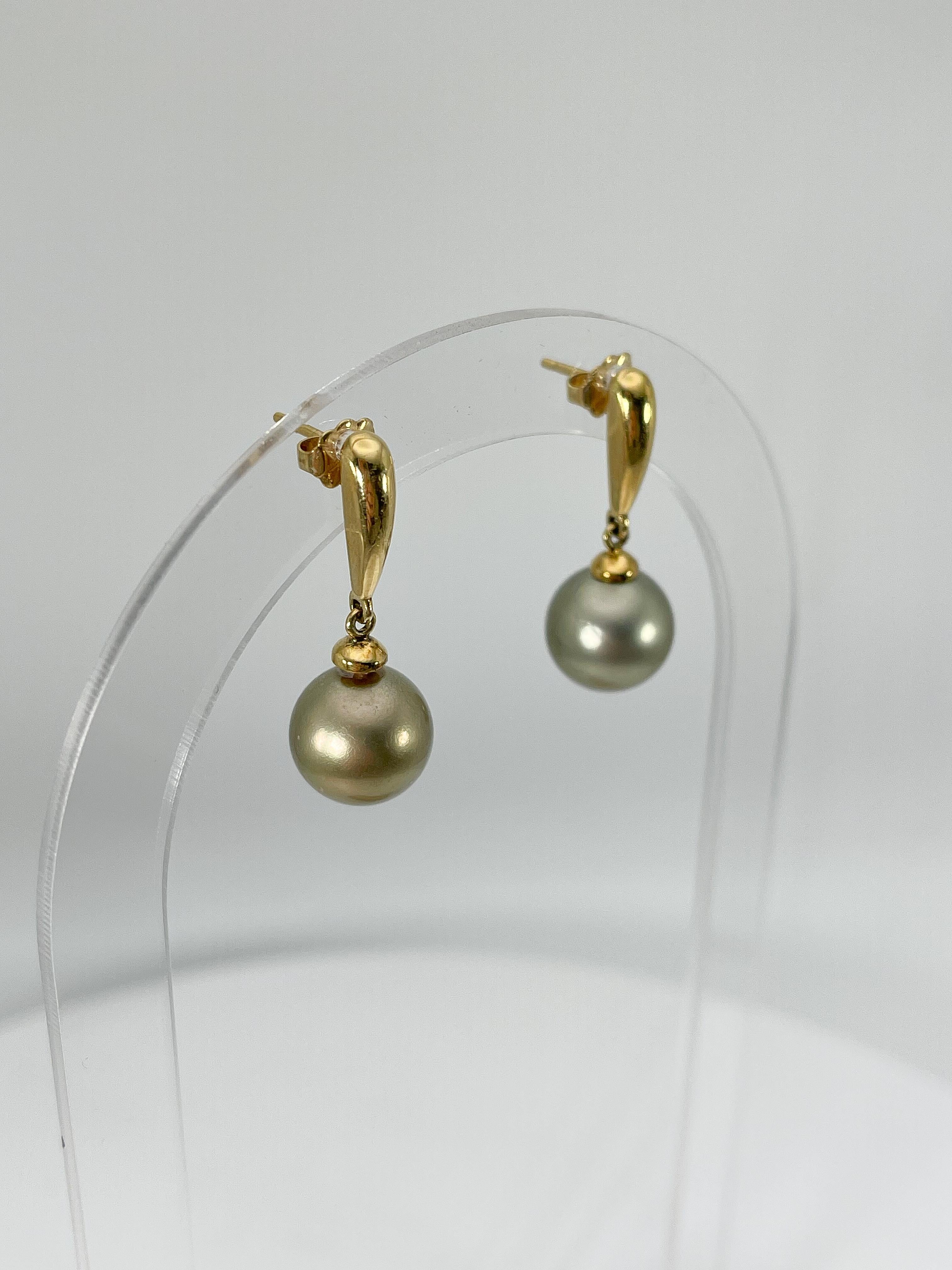 Perle Boucles d'oreilles pendantes en or jaune 18K avec perles de Tahiti en vente