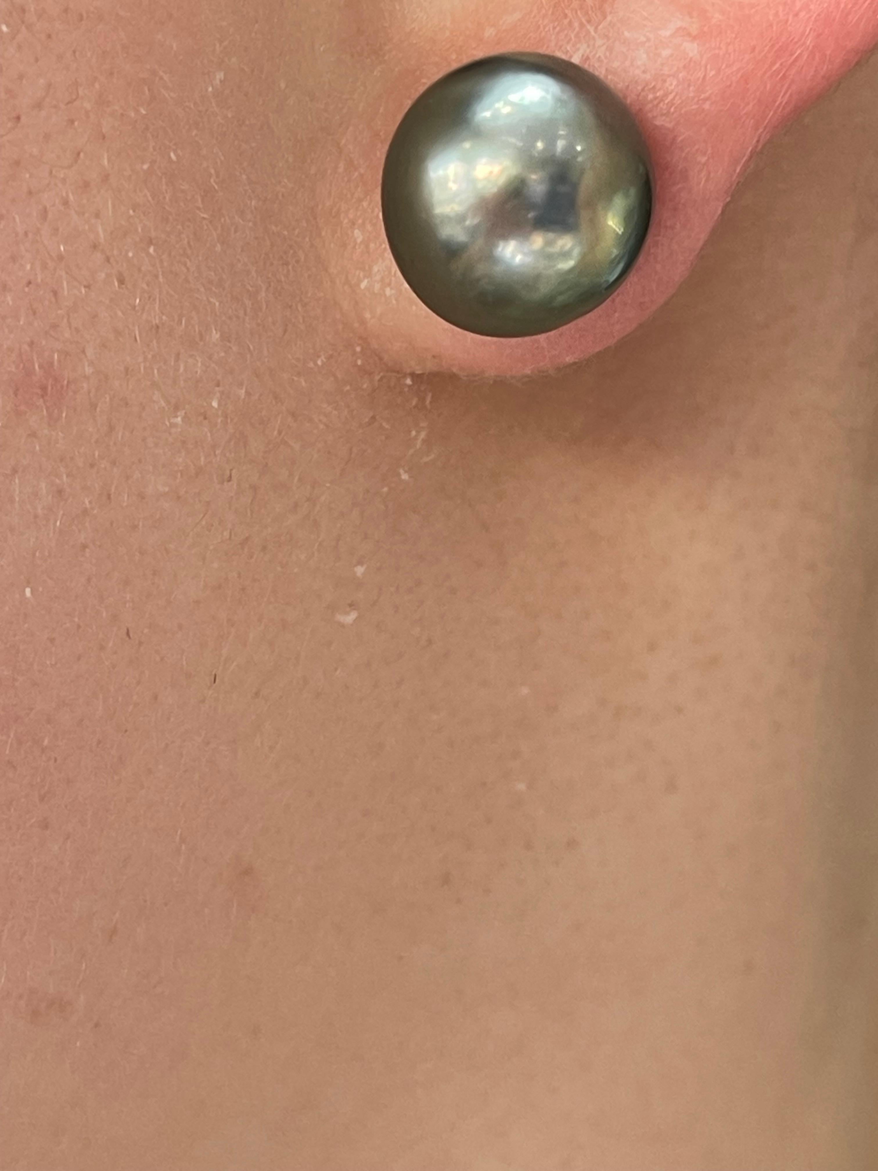 Women's 18K Yellow Gold Tahitian Pearl Studs For Sale