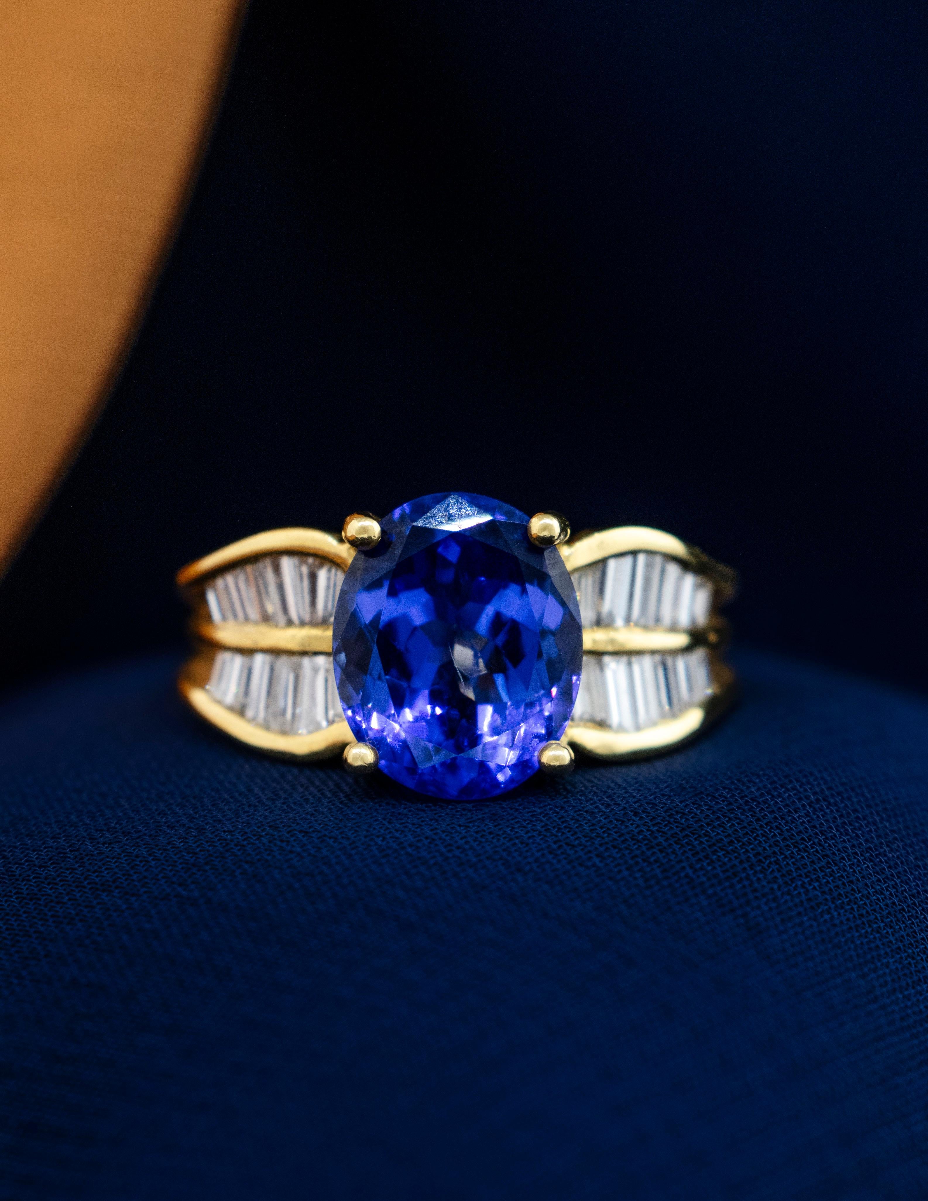Contemporary 18K Yellow Gold Tanzanite Ring with Baguette Diamonds For Sale