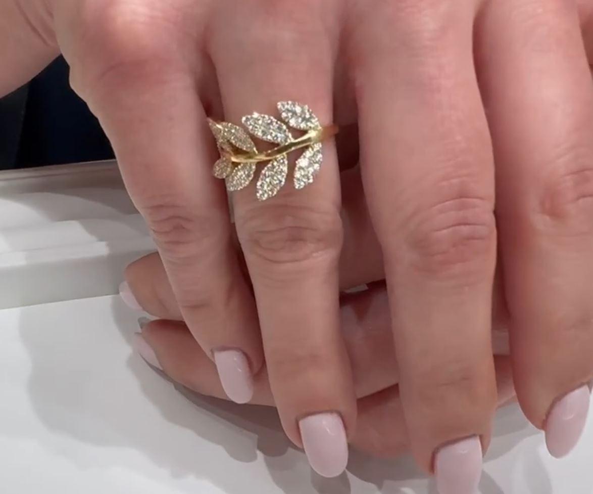 Women's 18K Yellow Gold Tapering Leaf Ring with 0.92 Carat Round Diamonds For Sale