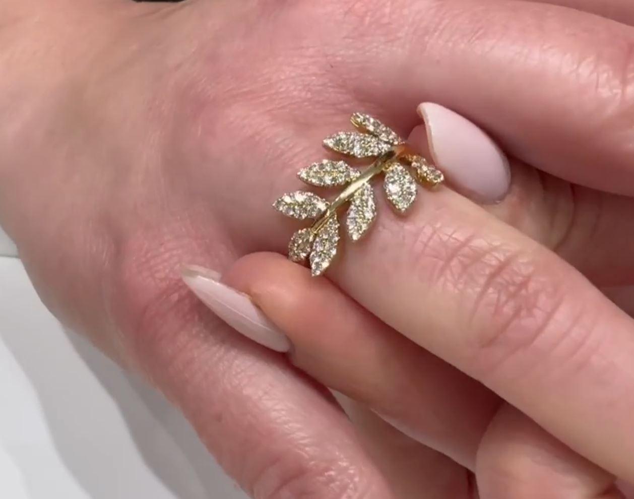 18K Yellow Gold Tapering Leaf Ring with 0.92 Carat Round Diamonds For Sale 1