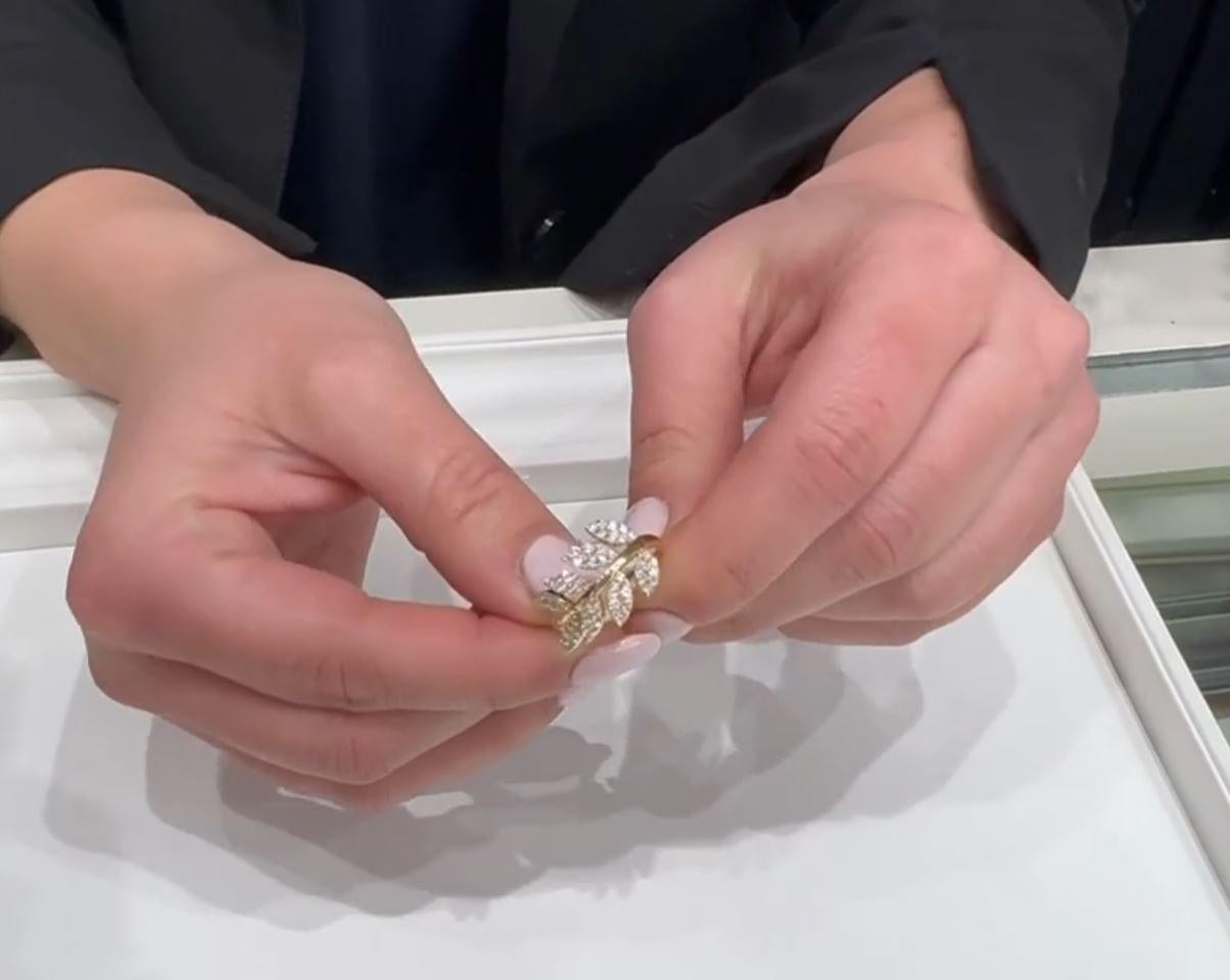 18K Yellow Gold Tapering Leaf Ring with 0.92 Carat Round Diamonds For Sale 2
