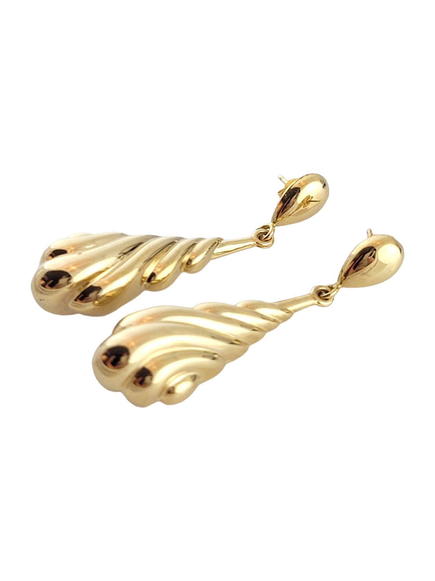 This gorgeous set of teardrop earrings are crafted from 18K yellow gold!

Size: 43.6mm X 12mm X 9.5mm

Weight: 3.38 g/ 2.1 dwt

Hallmark: 750

Very good condition, professionally polished.

Will come packaged in a gift box or pouch (when possible)