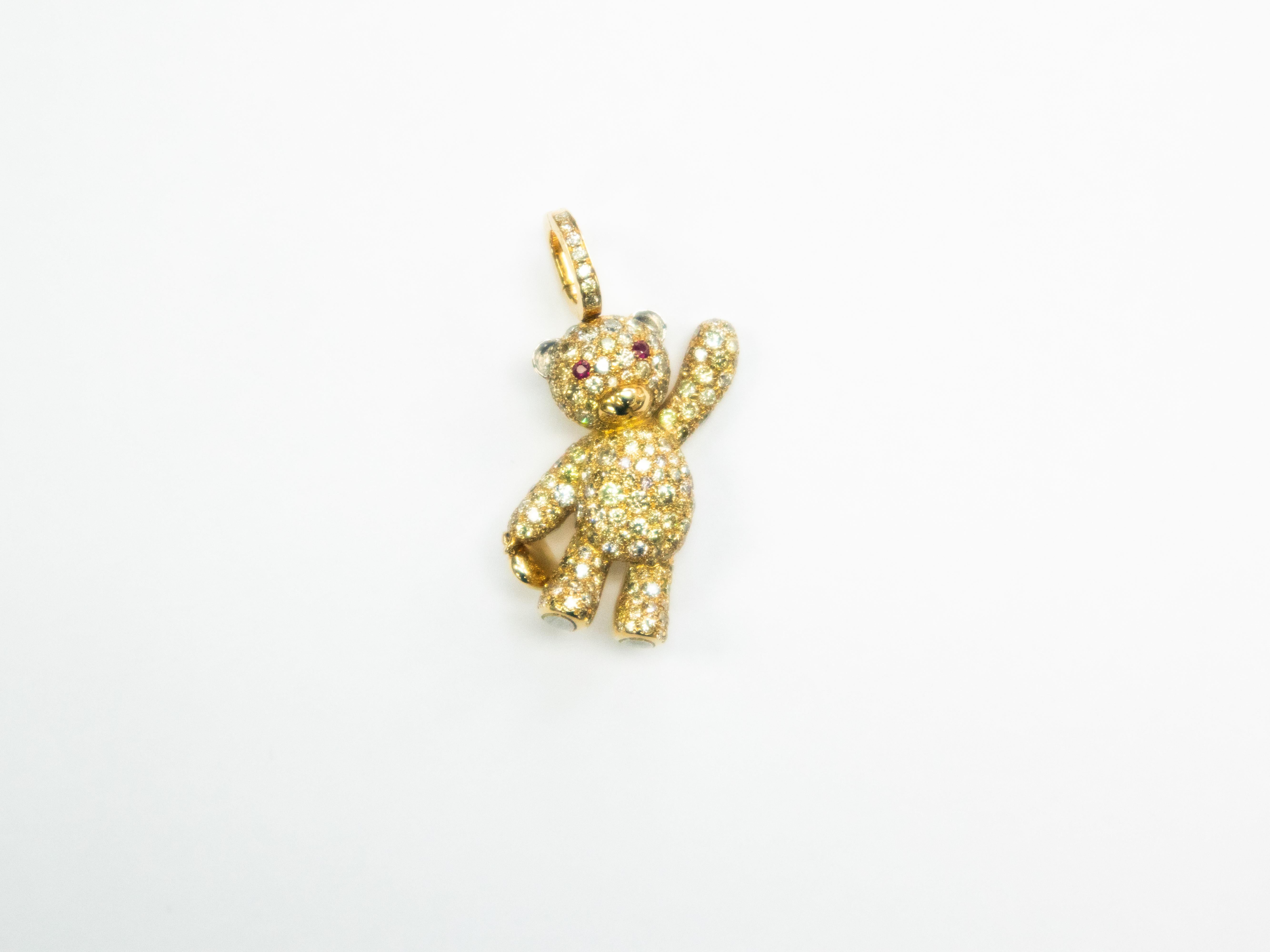 Colgante Oso de Peluche de Oro Amarillo de 18 K con Diamantes Naturales

Este lujoso colgante de osito es una deliciosa combinación de encanto y sofisticación. Fabricada en oro amarillo de 18 quilates y engastada con raros diamantes de color