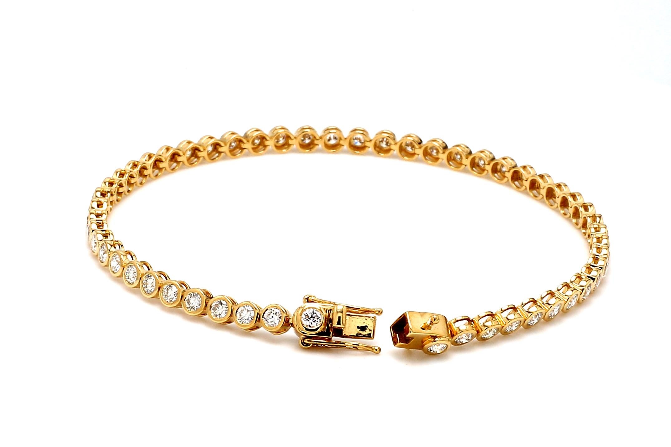 Eleva tu elegancia con esta exquisita Pulsera de Tenis de Oro Amarillo de 18 quilates, meticulosamente elaborada por un fabricante con certificación RJC comprometido con el lujo ético y la sostenibilidad. Fabricada con oro 100% reciclado, esta pieza