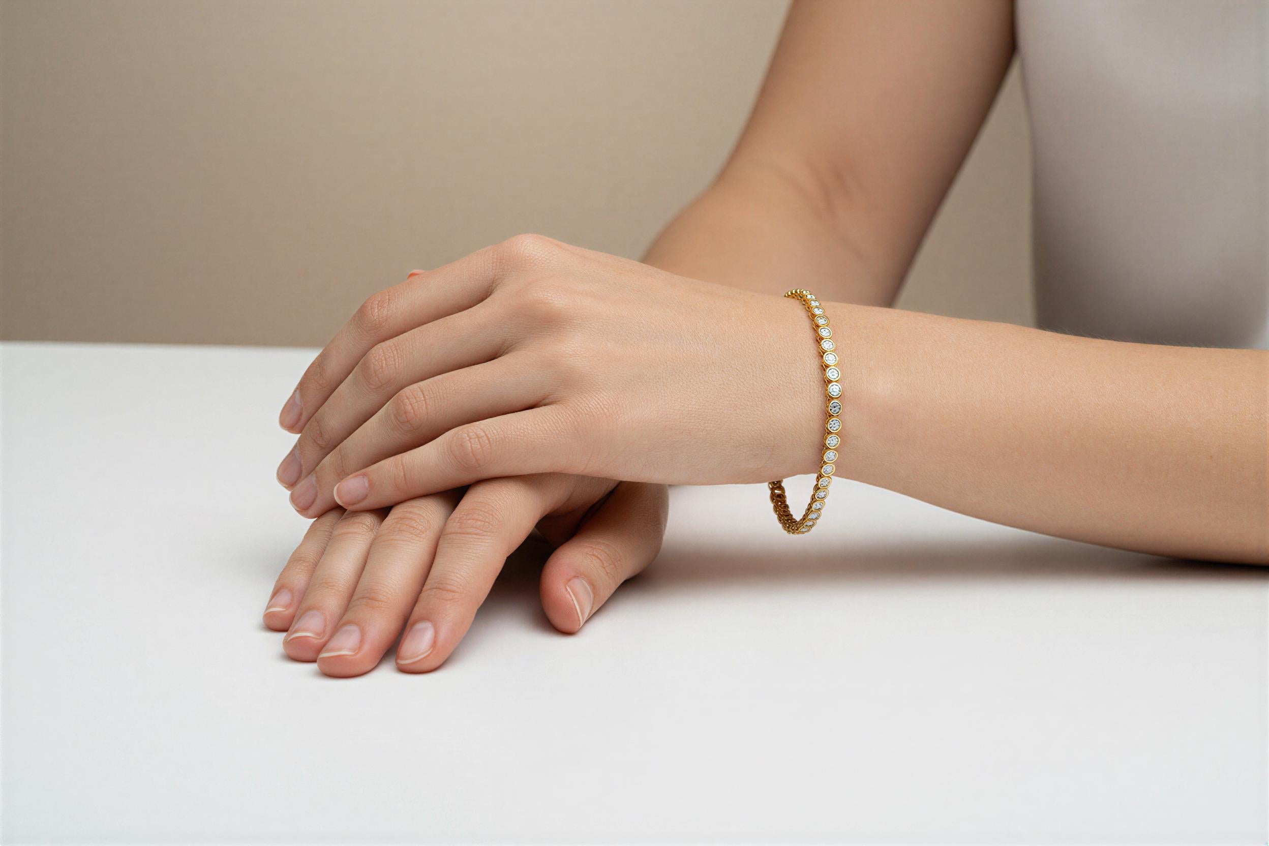 De las mujeres Pulsera de tenis de oro amarillo de 18 quilates Diamante natural engastado en bisel con un total de 2,25 quilates en venta