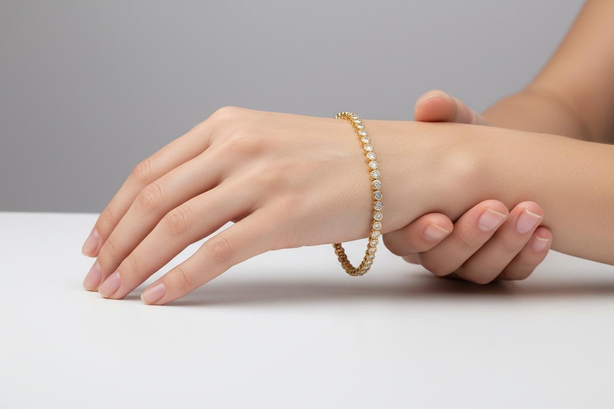 Pulsera de tenis de oro amarillo de 18 quilates Diamante natural engastado en bisel con un total de 2,25 quilates en venta 1