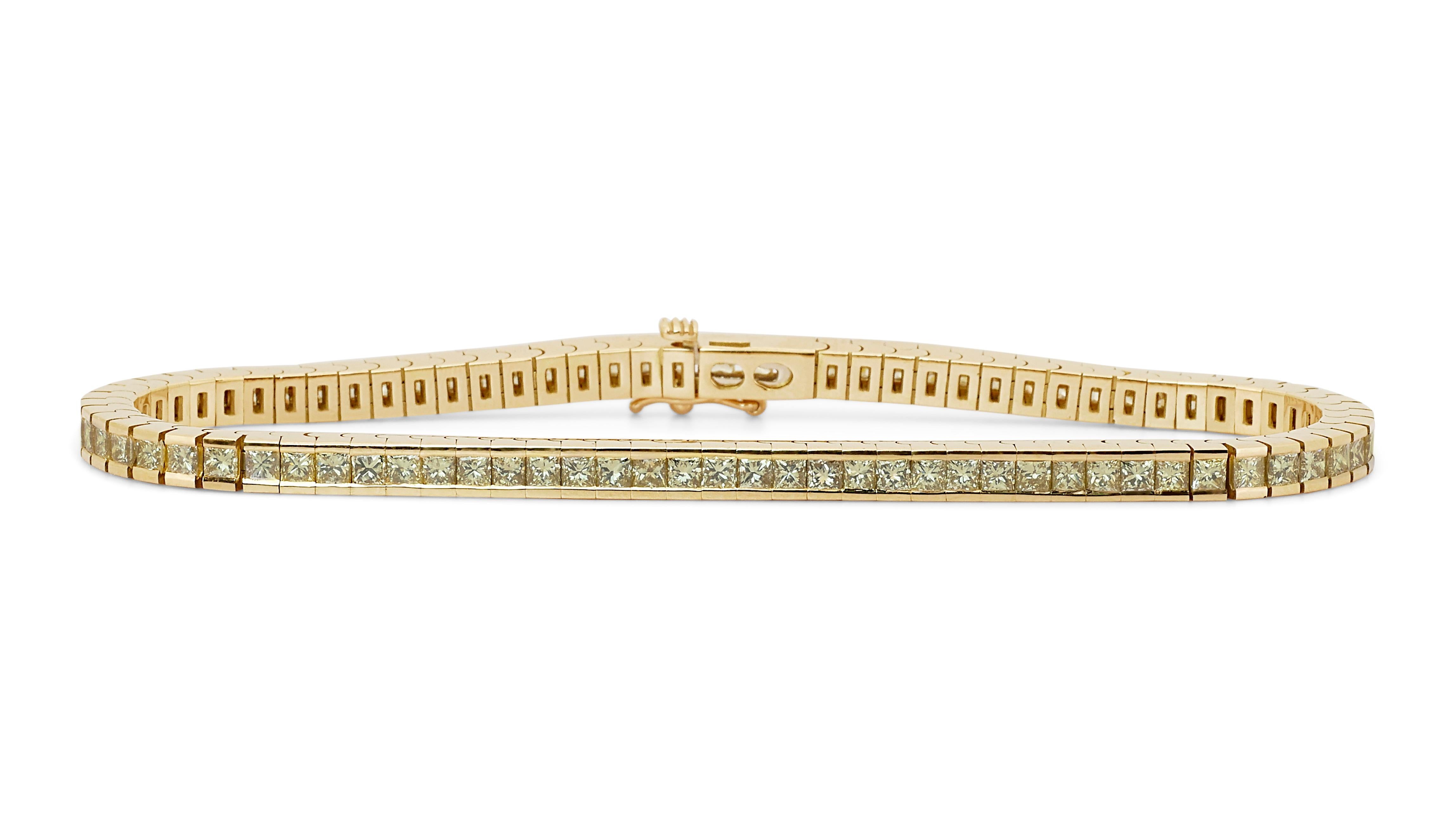 Ein luxuriöses Tennisarmband mit funkelnden 5,6 Karat Diamanten im Prinzessschliff. Das Schmuckstück ist aus 18K Gelbgold mit einer hochwertigen Politur gefertigt. Er wird mit einem IGI-Zertifikat und einer schicken Schmuckschatulle geliefert.

83