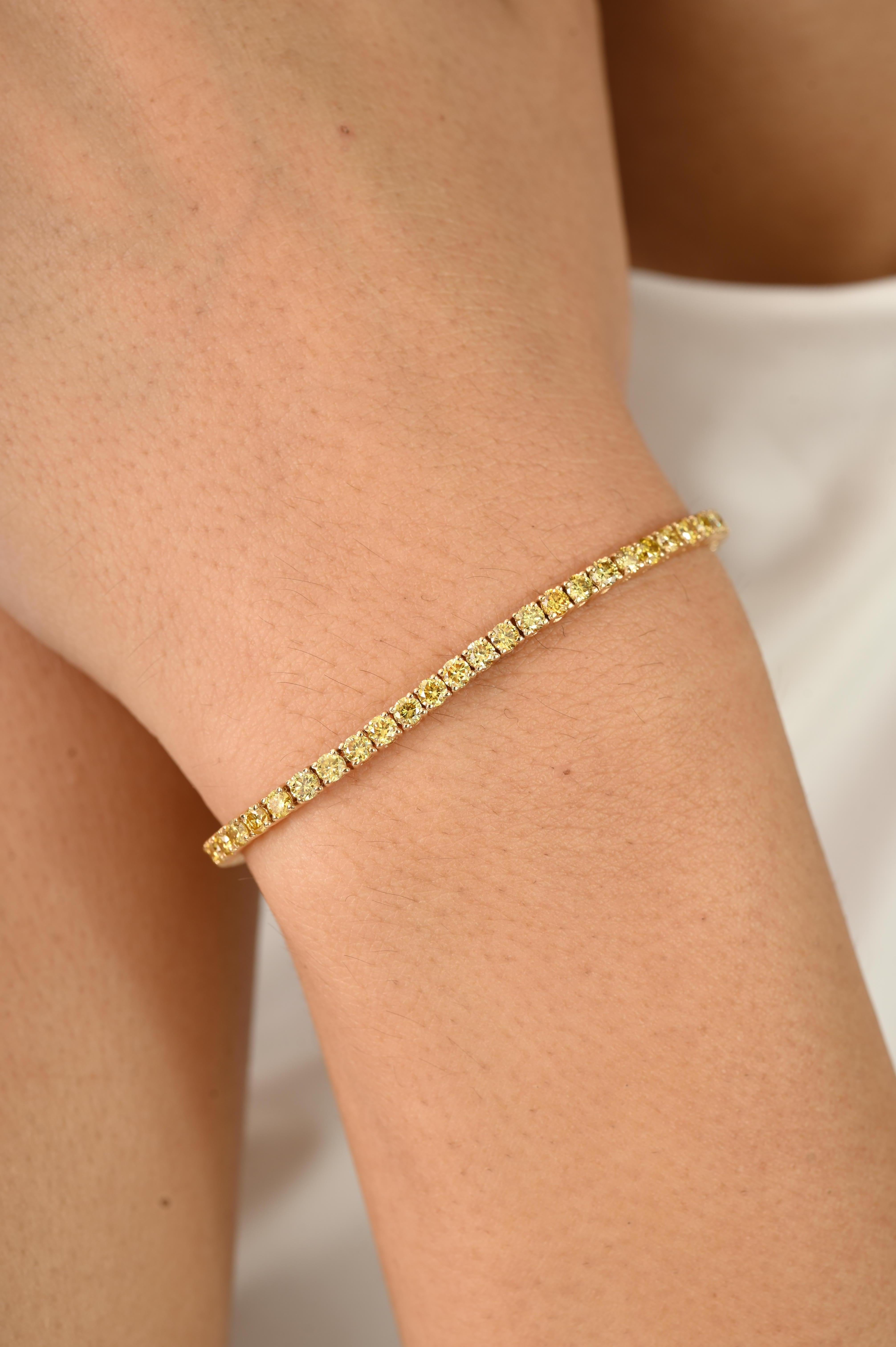 Questo squisito bracciale tennis con diamante giallo taglio brillante rotondo da 3,84 carati è realizzato a mano in oro giallo 18 carati. Ogni diamante giallo è meticolosamente incastonato in un'elegante montatura, che ne mette in risalto la