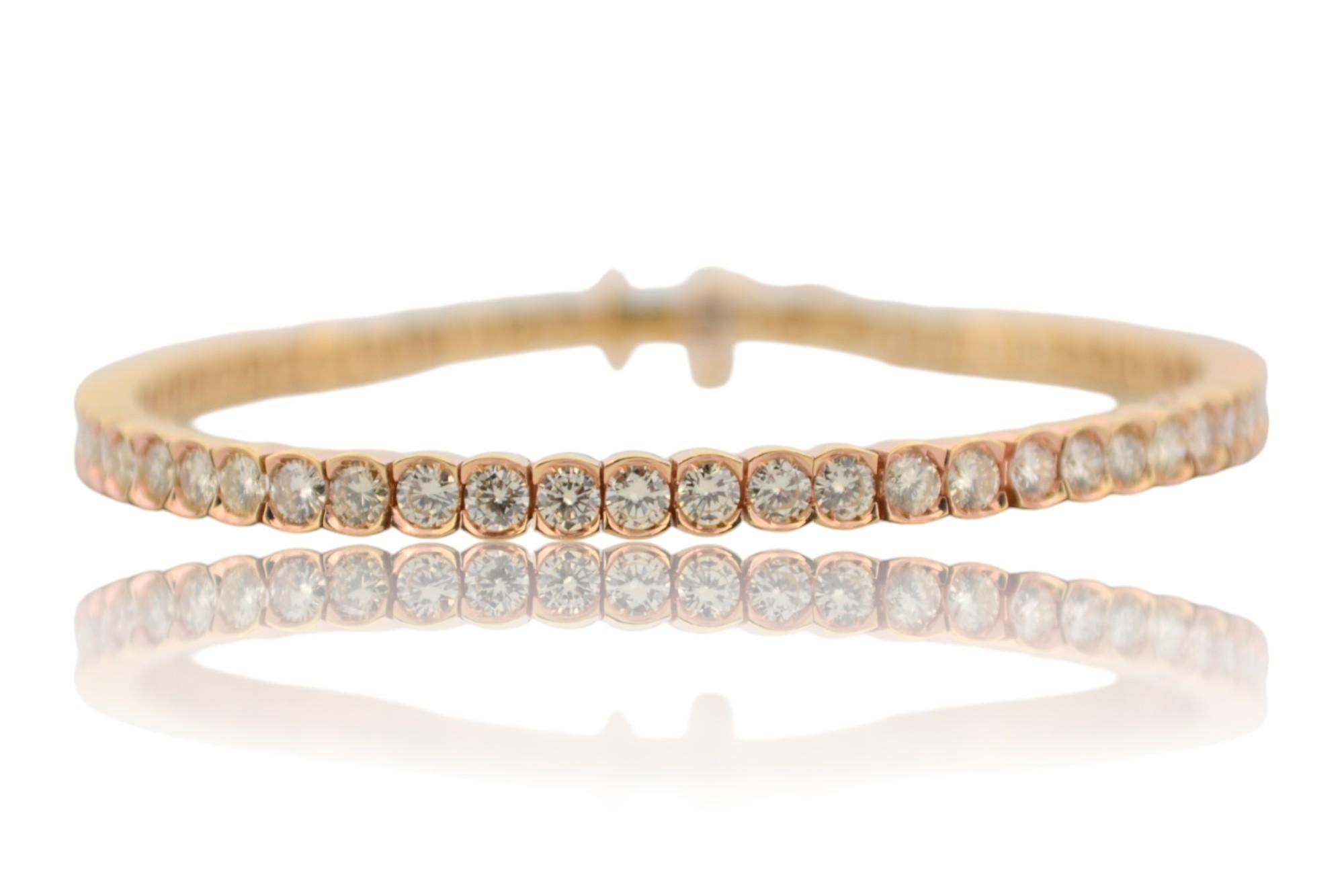 Questo bracciale tennis in oro giallo 18 carati con diamanti è l'epitome dell'eleganza e del lusso senza tempo. Realizzato in oro giallo 18 carati di alta qualità, il bracciale offre una tonalità ricca e calda che completa la brillantezza dei