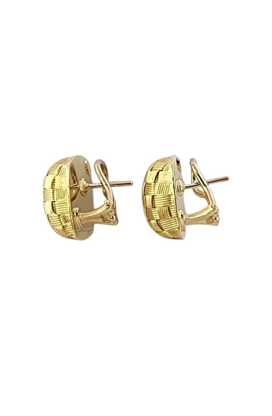 Orecchini a bottone con trama a canestro in oro giallo 18K

Questi orecchini in oro giallo, unici nel loro genere, sono intrecciati in una trama simile a quella di un cestino per aggiungere dimensione a qualsiasi look!

Punzone: 18K Italia

Peso: