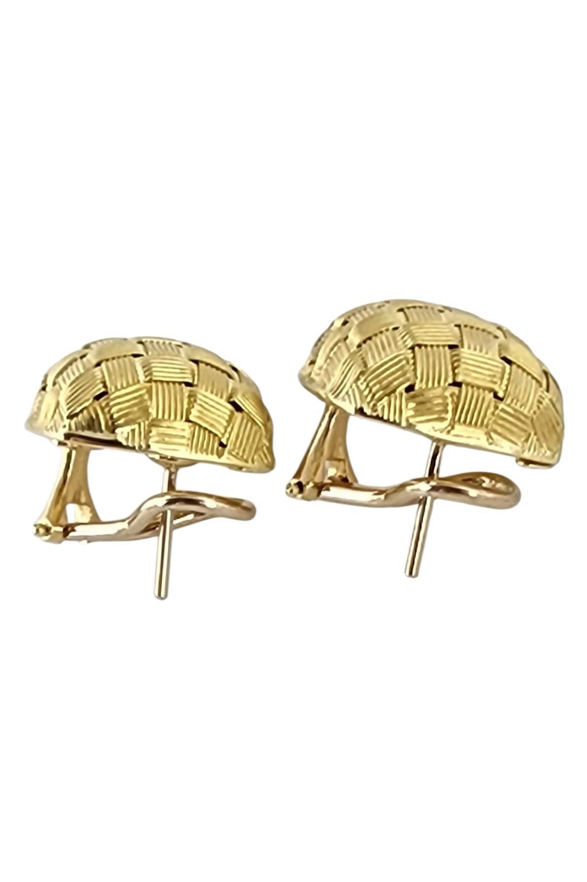 Contemporaneo 18K Yellow Gold Textured Basket Weave Button Earrings #24009 in vendita