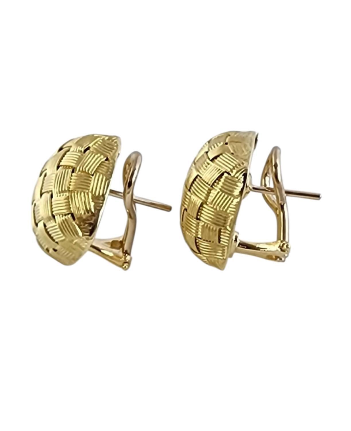 Donna 18K Yellow Gold Textured Basket Weave Button Earrings #24009 in vendita