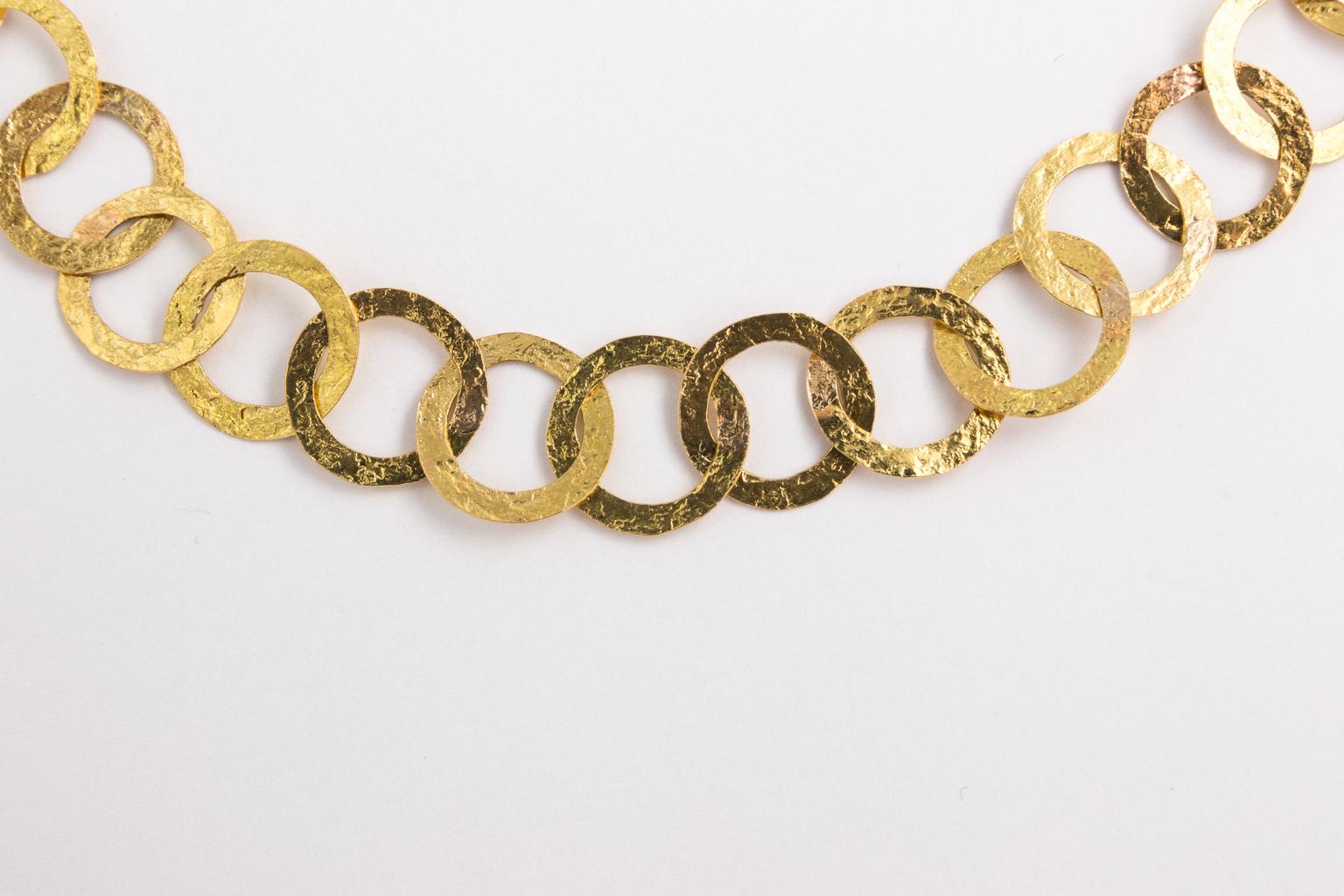 18 Karat Yellow Gold Textured Circle Link Necklace In Good Condition For Sale In St.amford, CT
