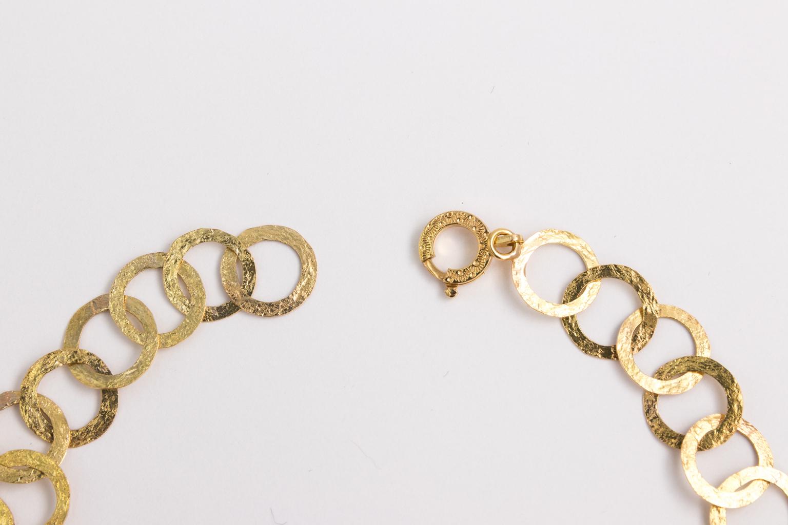 18 Karat Yellow Gold Textured Circle Link Necklace For Sale 2