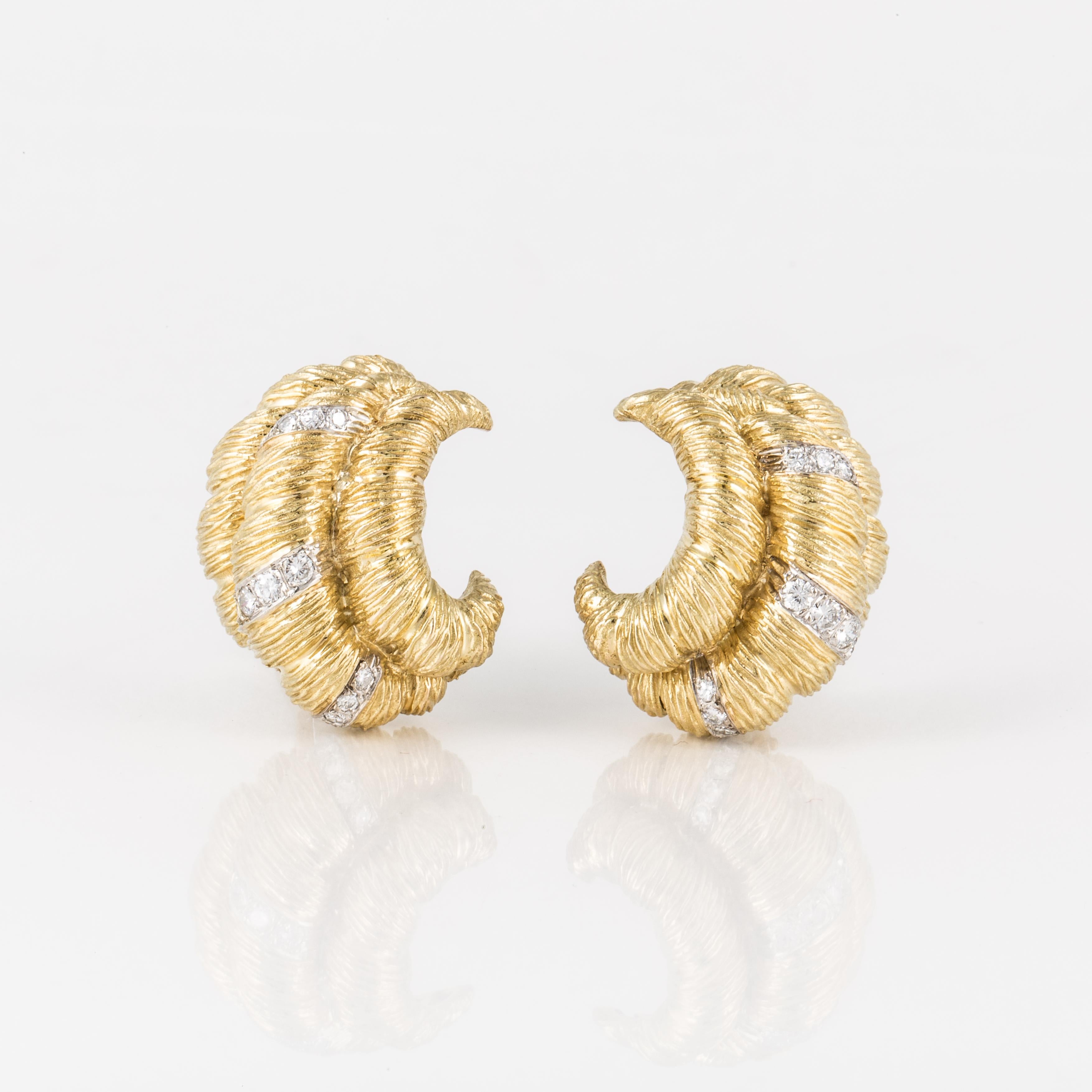 Taille ronde Boucles d'oreilles en or jaune texturé 18 carats avec diamants en vente