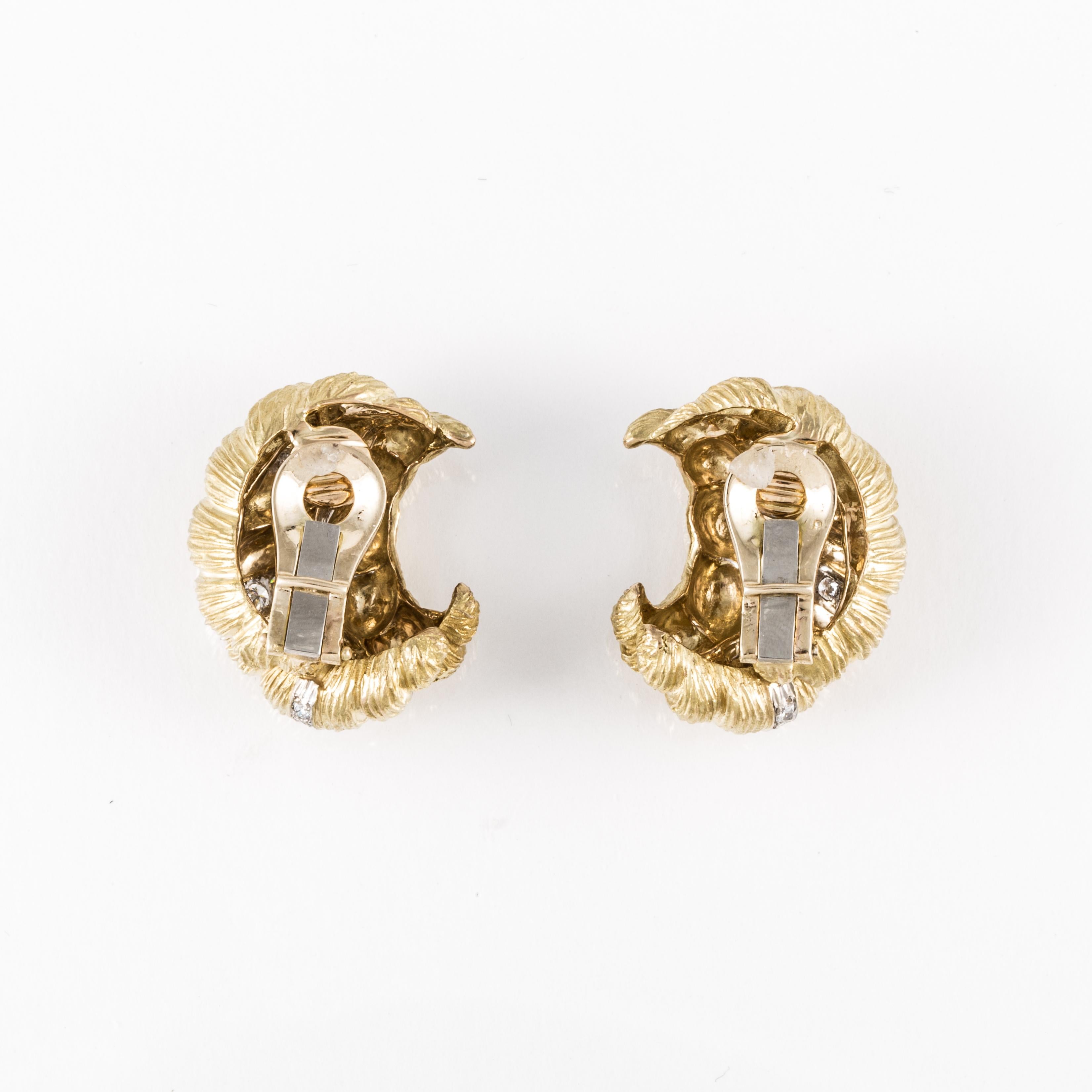 Boucles d'oreilles en or jaune texturé 18 carats avec diamants Bon état - En vente à Houston, TX