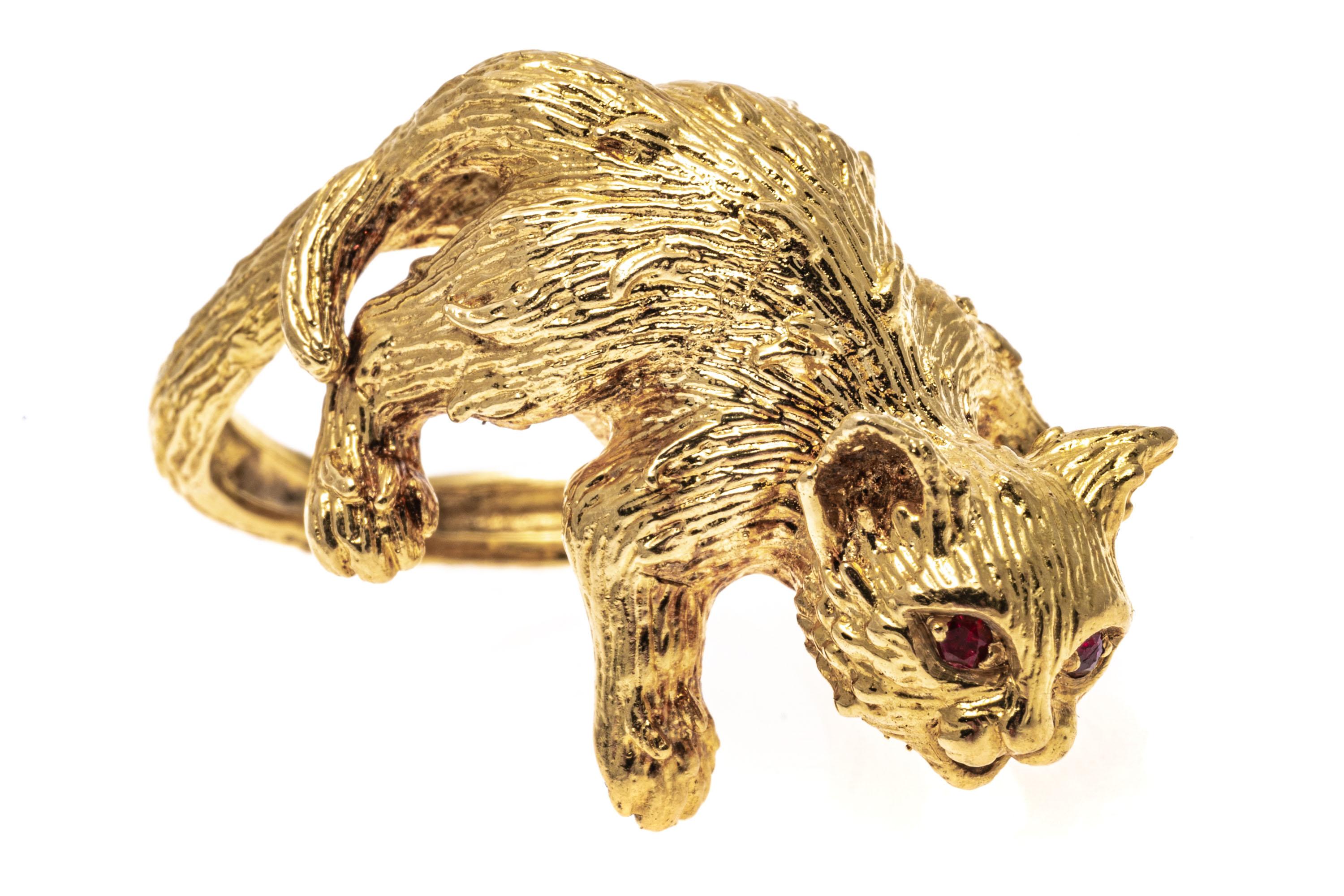 Contemporary 18k Yellow Gold Textured Figural Kitten Ring For Sale