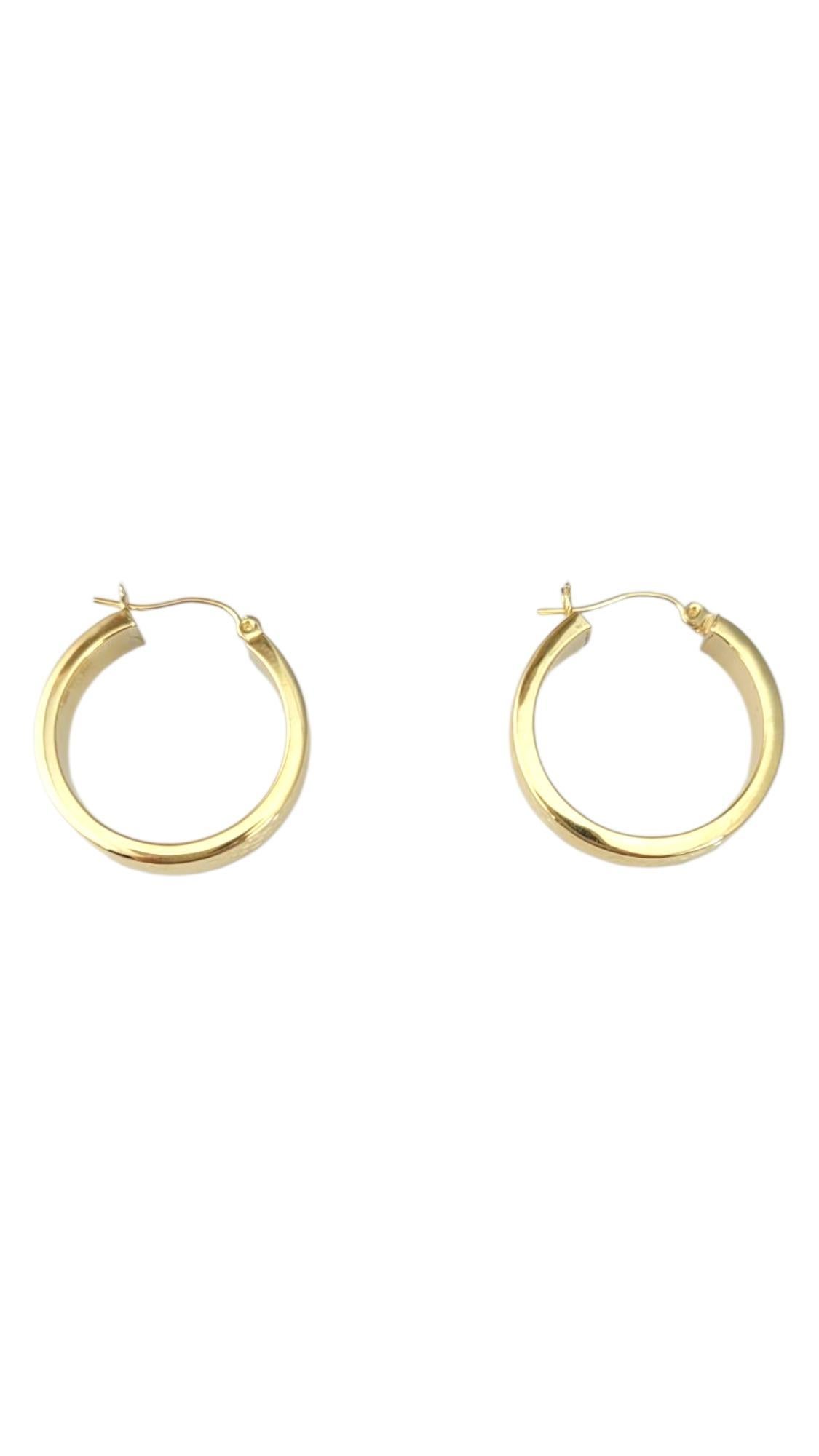18K Yellow Gold Textured Hoop Earrings -

These hoop earrings feature a timeless, versatile design that complements any style. With their sleek silhouette and polished finish, they add a touch of effortless elegance—perfect for everyday wear or