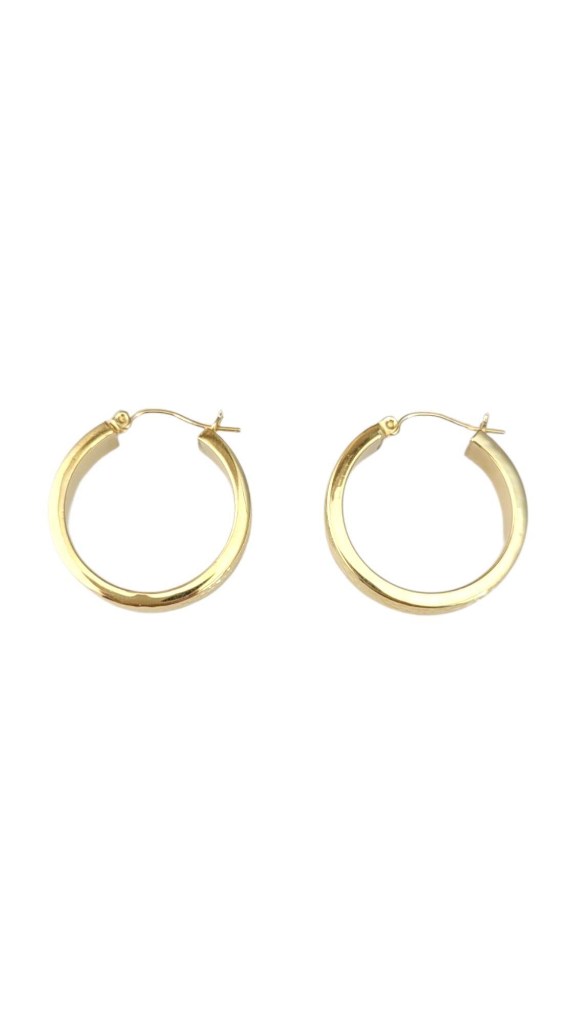 18K Yellow Gold Textured Hoop Earrings #21737 In Good Condition For Sale In Washington Depot, CT