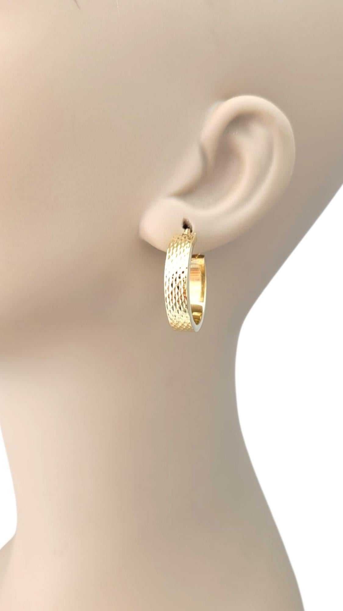18K Yellow Gold Textured Hoop Earrings #21737 For Sale 5