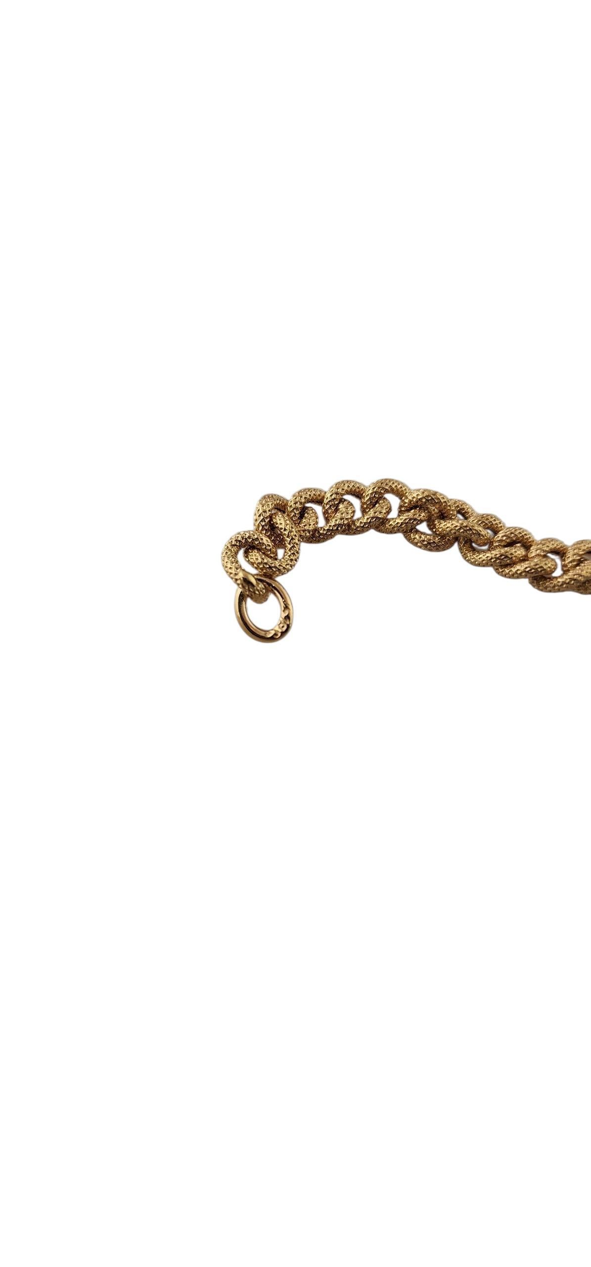 18k Gelbgold strukturiertes Gliederarmband

Dieses Gliederarmband aus 18 Karat Gelbgold zeichnet sich durch eine elegante Silhouette aus, die durch eine reichhaltige, strukturierte Oberfläche verstärkt wird, die das Licht aus jedem Winkel