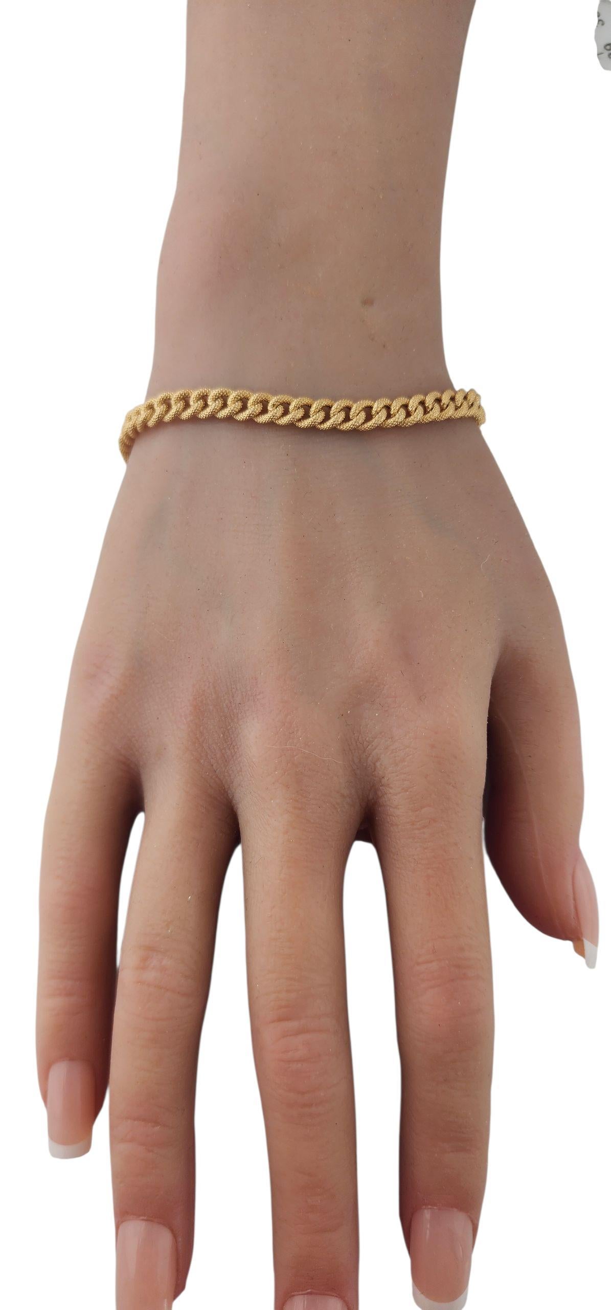 18k Gelbgold Strukturiertes A Link Armband #23193 im Zustand „Gut“ im Angebot in Washington Depot, CT