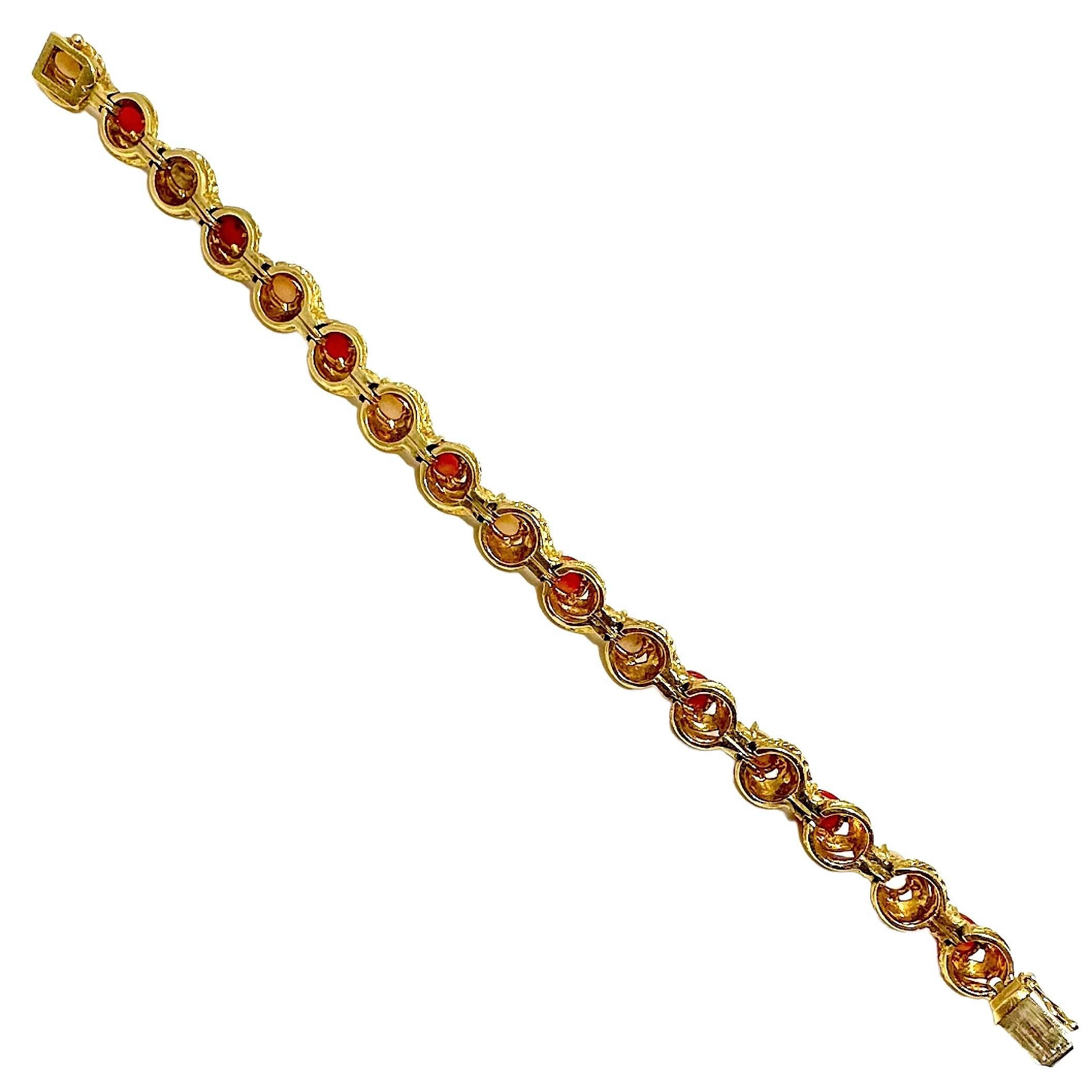 18 Karat Gelbgold Texturiertes Gliederarmband Orange Koralle und Engelshaut Koralle Casual (Cabochon) im Angebot