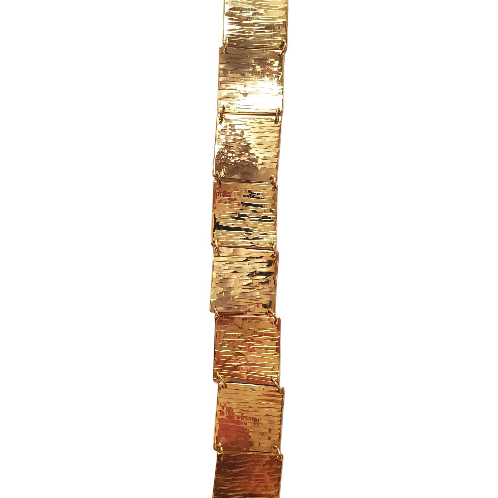 Bracelet en or jaune 18K avec plaques liées - 

Chaque plaque de notre magnifique bracelet crée un bracelet sophistiqué et polyvalent qui constitue un accessoire parfait pour toutes les tenues. 

Marqué : K 18K TURQUIE

Poids : 12,1 g/ 7,8