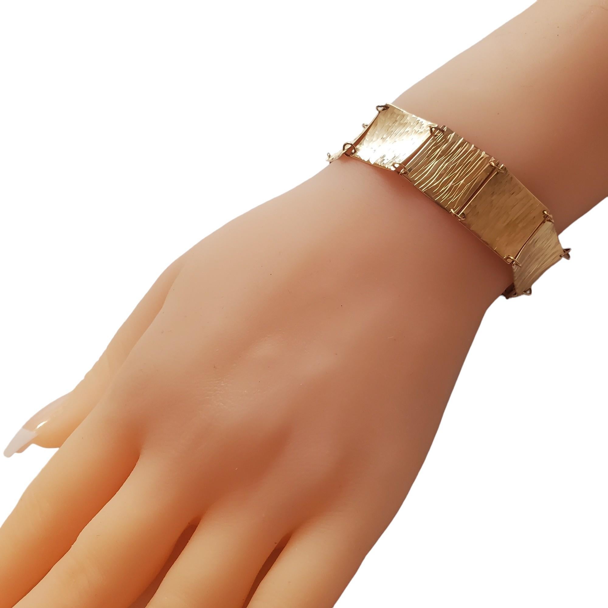 Bracelet à maillons texturés en or jaune 18 carats n° 18038 en vente 2