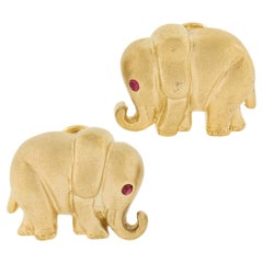 Boucles d'oreilles Omega en or jaune 18 carats texturé, finition mate, éléphant 3D avec yeux en rubis