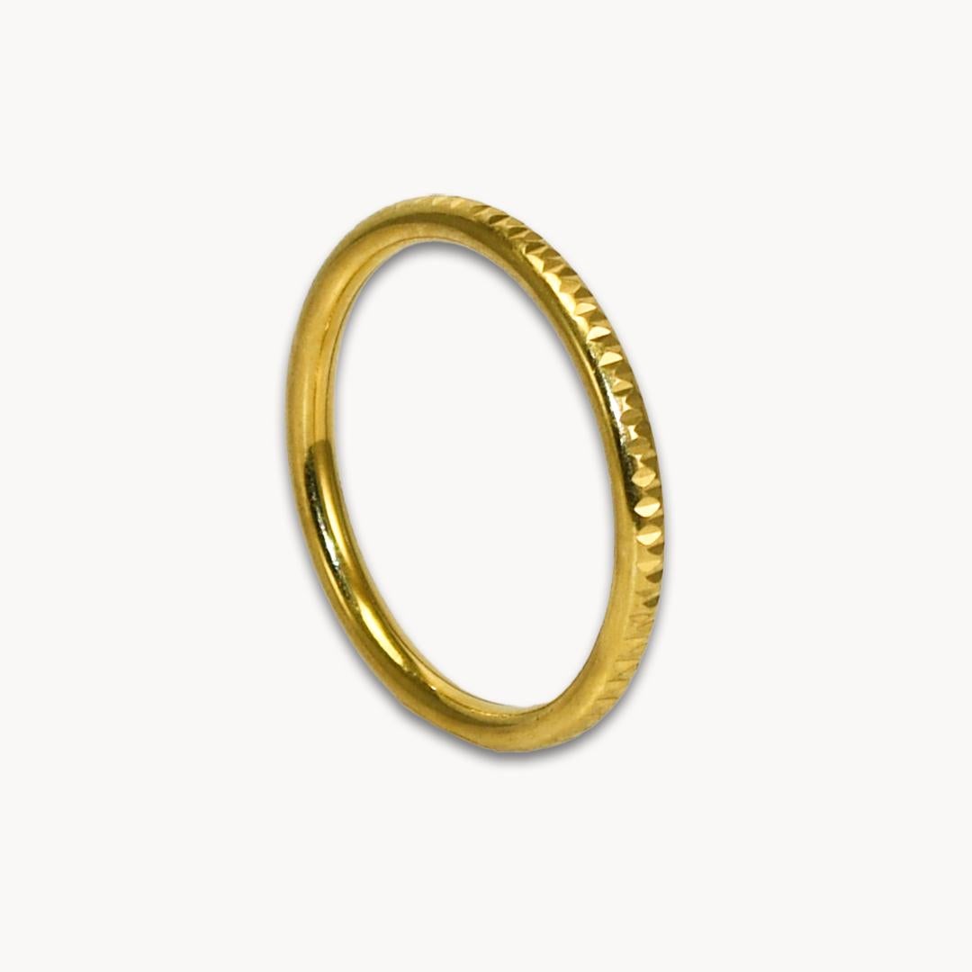 18k Yellow Gold Band with a Hammered design. 
Stamped 18k, weighs 1gr.
Size 8 1/2.