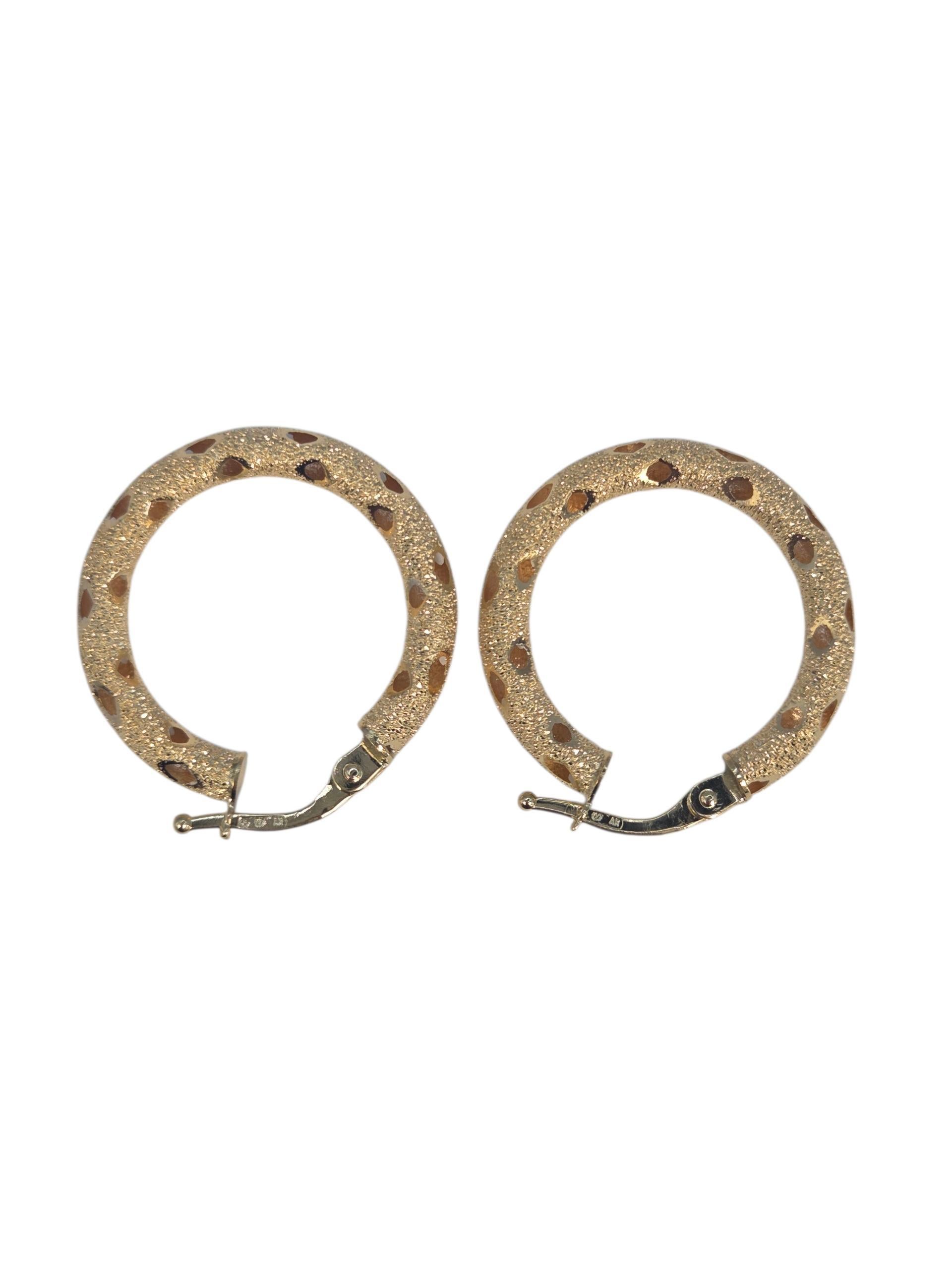 Moderne Boucles d'oreilles ouvertes texturées en or jaune 18K #23542 en vente