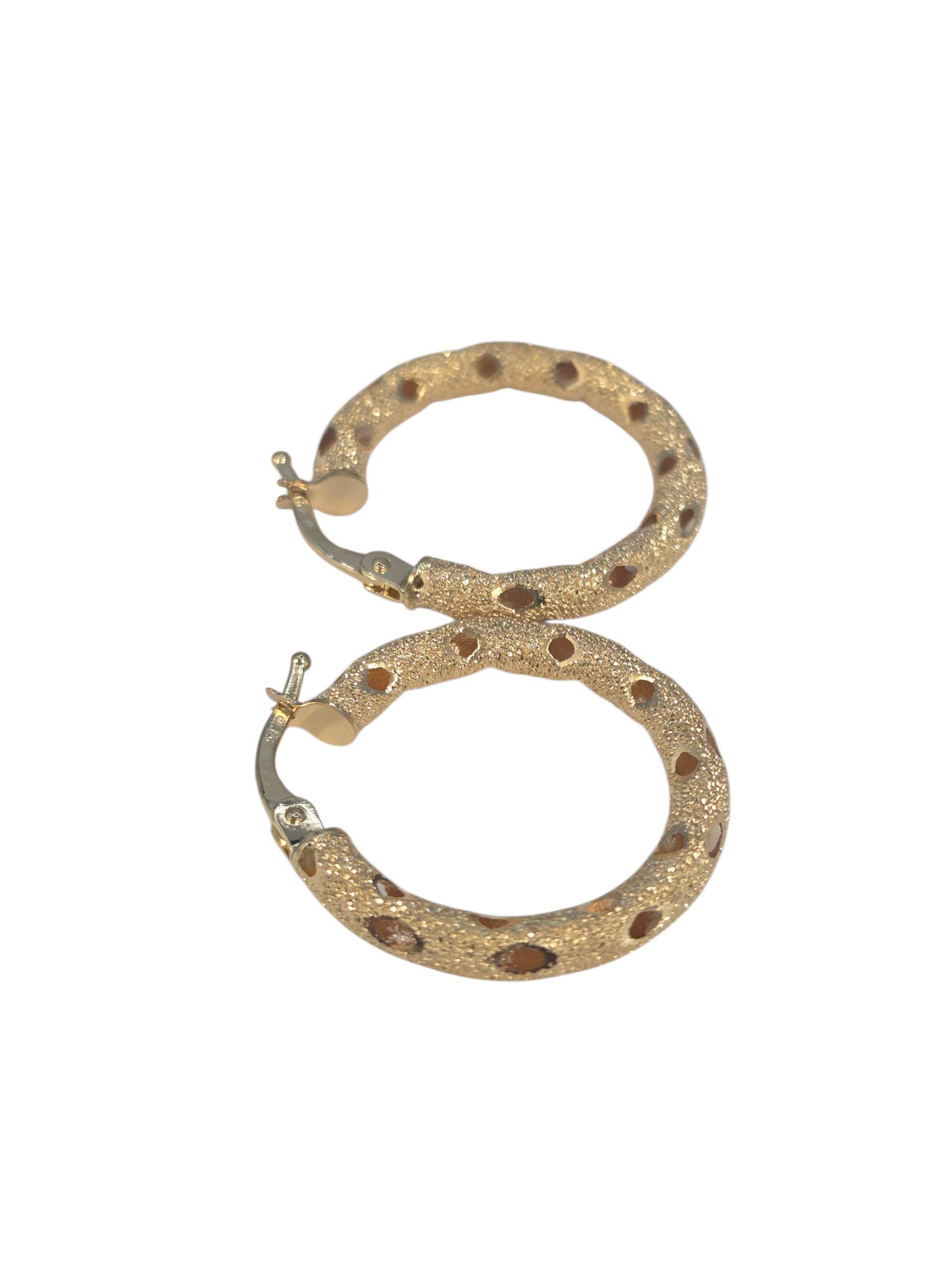 Boucles d'oreilles ouvertes texturées en or jaune 18K #23542 Bon état - En vente à Washington Depot, CT