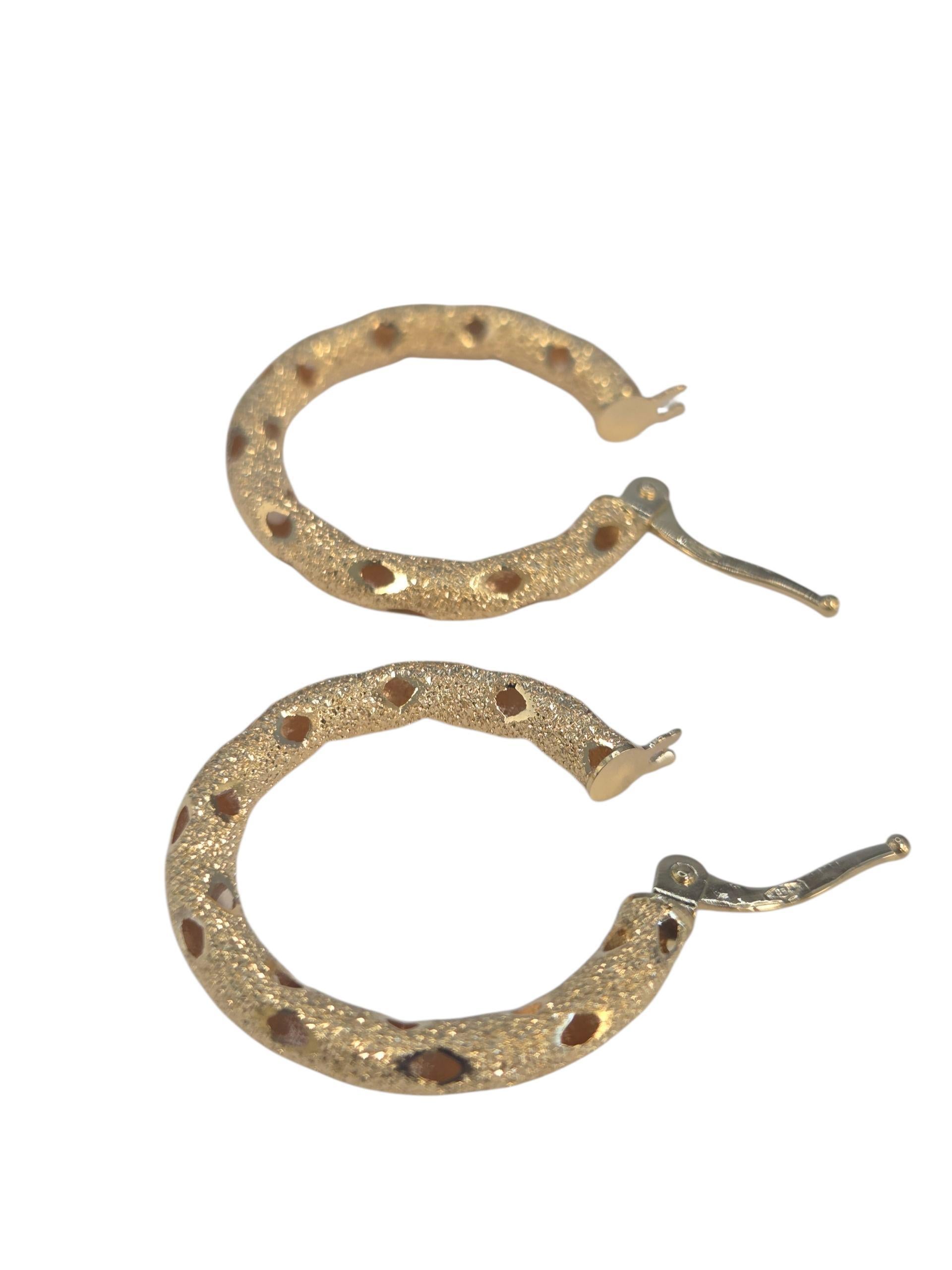 Boucles d'oreilles ouvertes texturées en or jaune 18K #23542 Pour femmes en vente