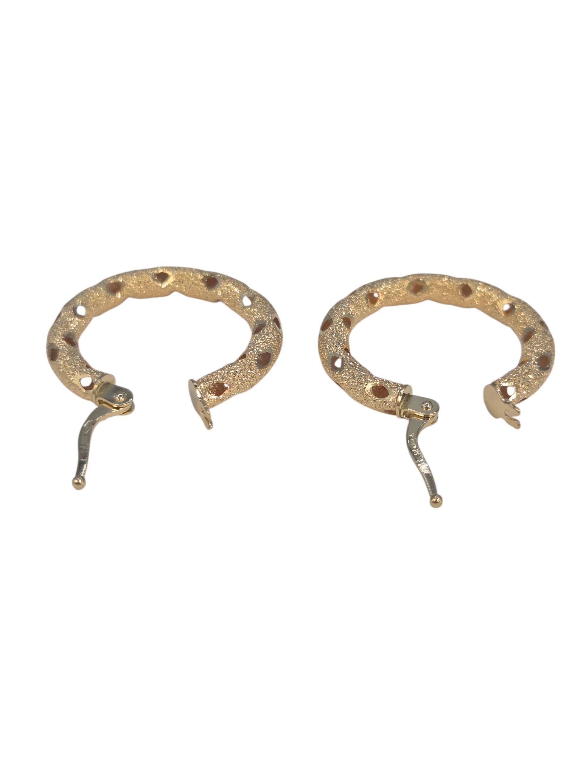 Boucles d'oreilles ouvertes texturées en or jaune 18K #23542 en vente 1