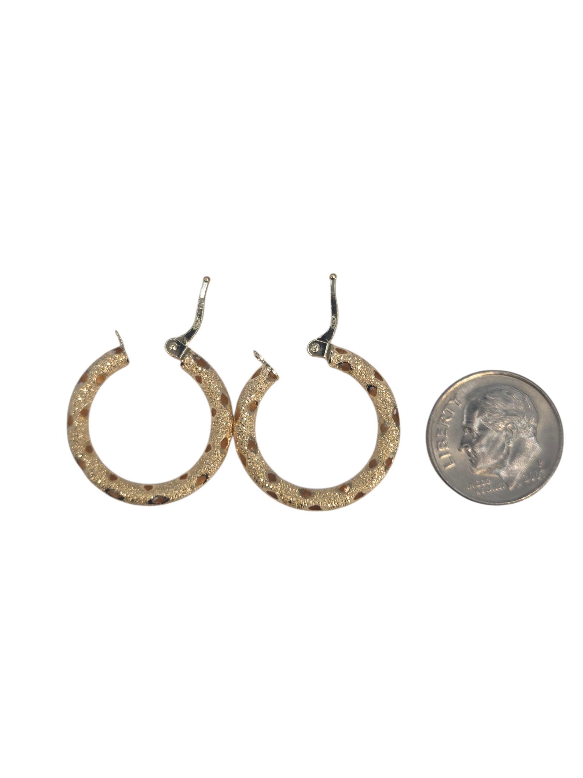 Boucles d'oreilles ouvertes texturées en or jaune 18K #23542 en vente 2