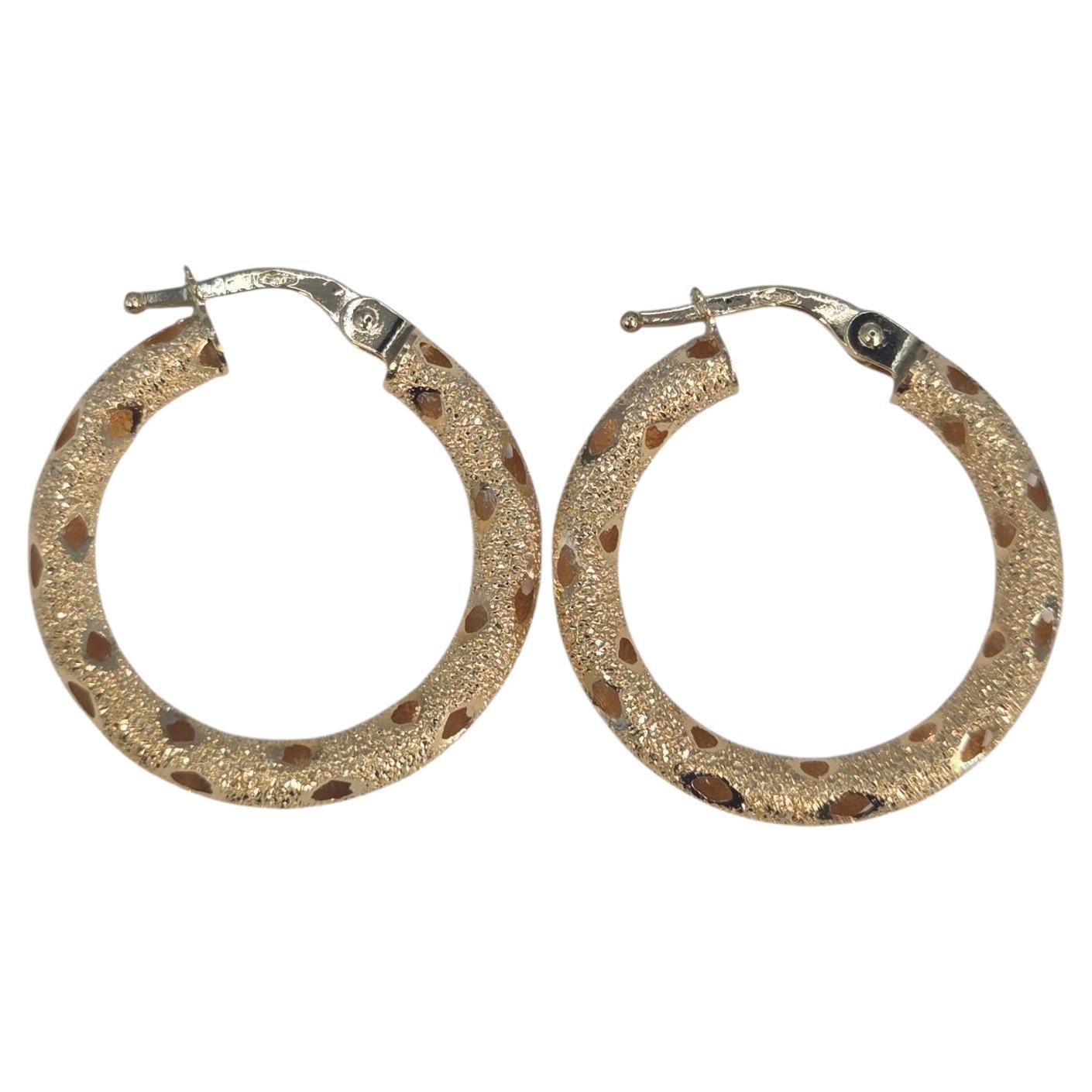 Boucles d
oreilles ouvertes texturées en or jaune 18K #23542 en vente