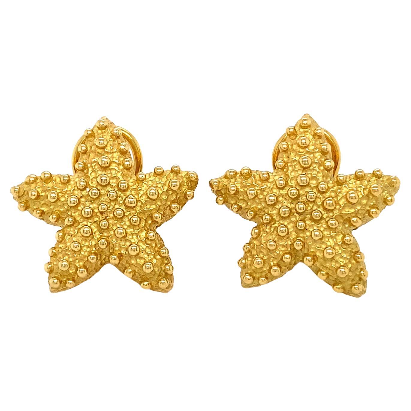 Orecchini a clip con stella marina testurizzata in oro giallo 18K