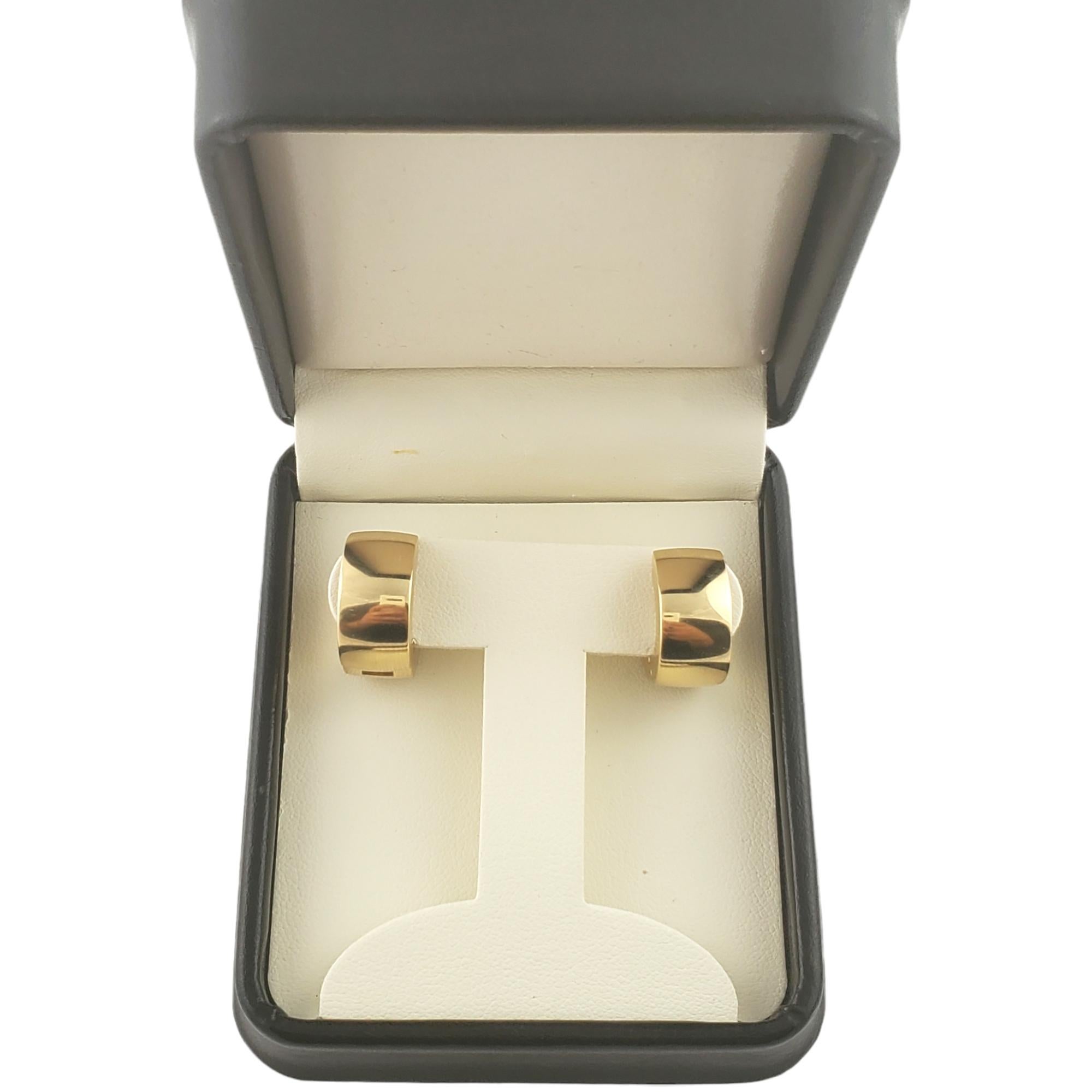 18k Gelbgold dicke Huggie Hoop-Ohrringe im Zustand „Gut“ in Washington Depot, CT