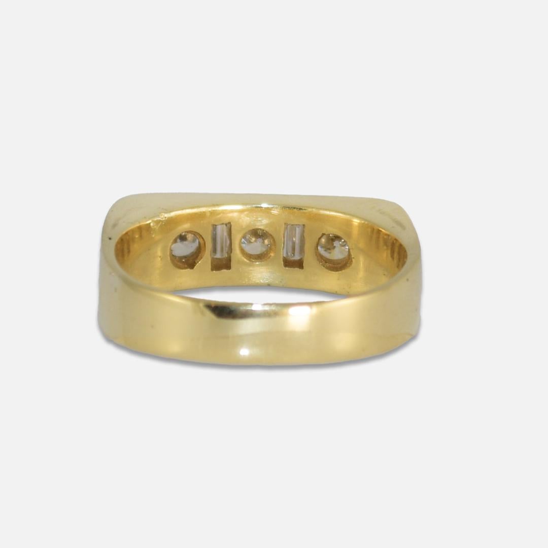 18K Yellow Gold Three-Diamond Ring 0.95ct In Excellent Condition For Sale In Laguna Beach, CA