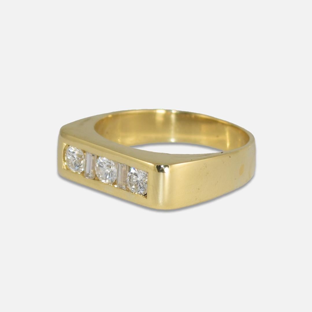 18K Yellow Gold Three-Diamond Ring 0.95ct For Sale 1
