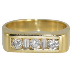 Anillo de oro amarillo de 18 quilates con tres diamantes 0,95 ct