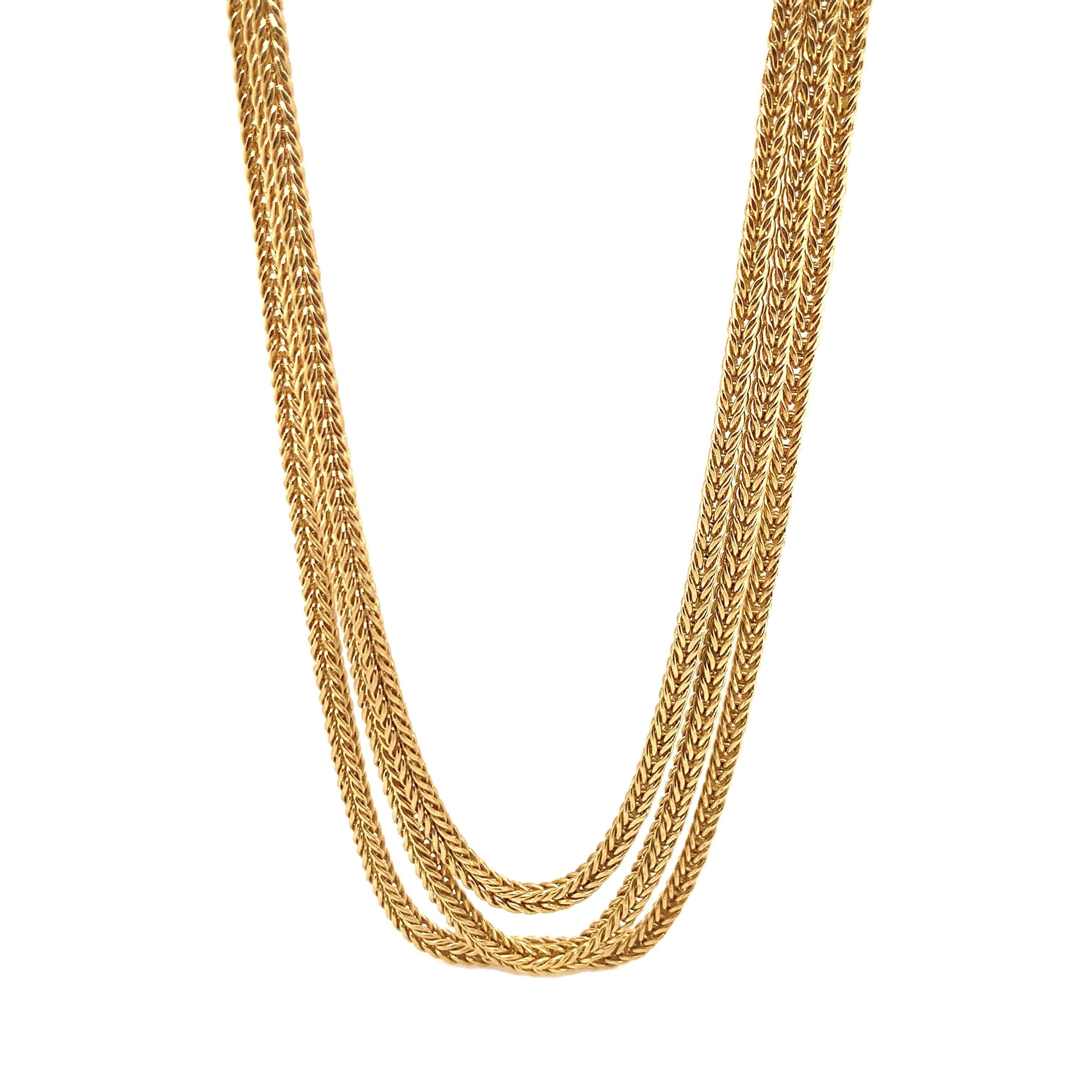 Diese luxuriöse dreireihige Gliederkette aus 18 Karat Gelbgold strahlt zeitlose Eleganz und anspruchsvolle Handwerkskunst aus. Mit einer Breite von 10 Millimetern pro Kette bietet das filigrane Spiga-Design eine reiche Textur und fließende