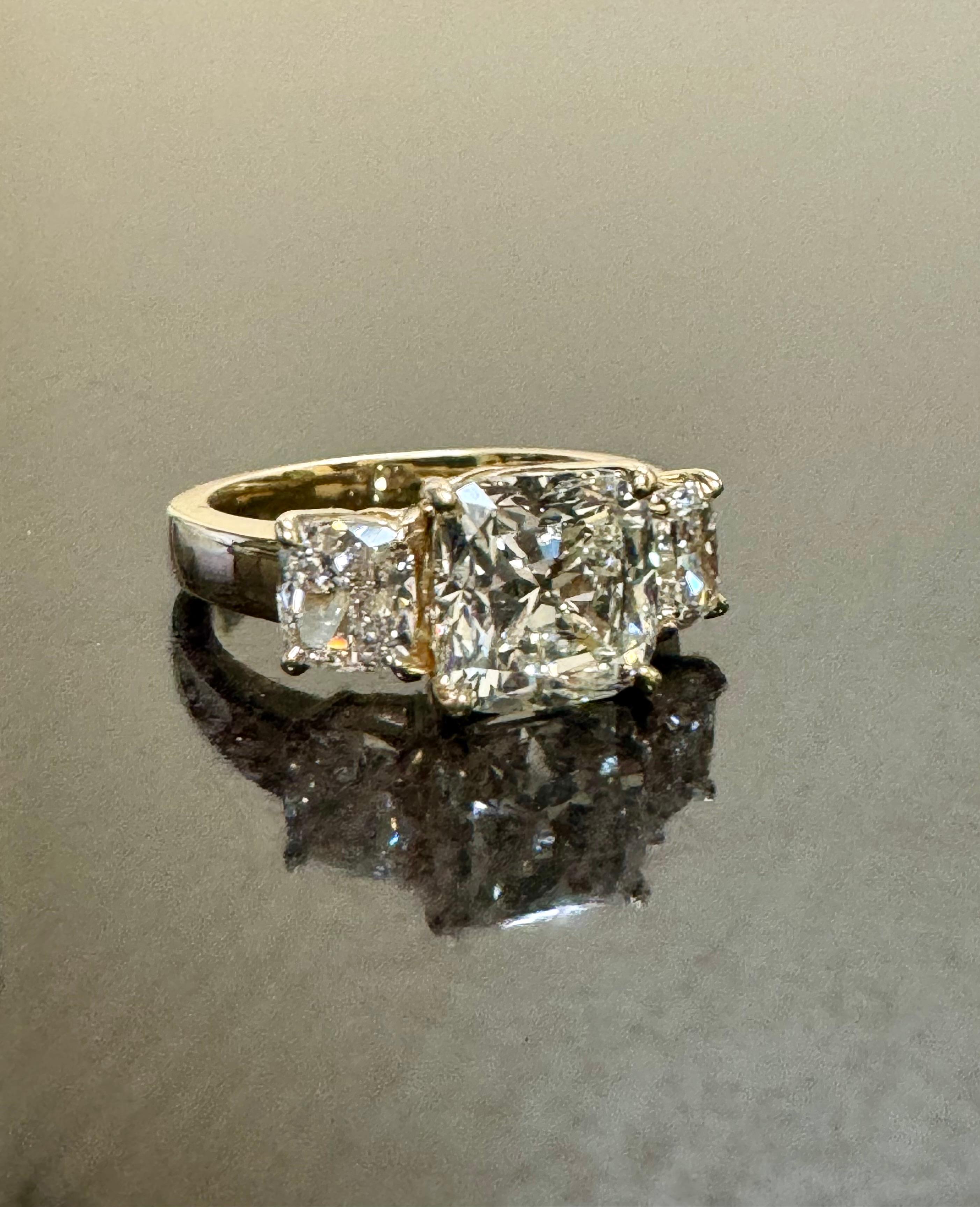 Or jaune 18K, trois pierres  Bague de fiançailles en diamant taille coussin de 4.84 carat GIA en vente 4